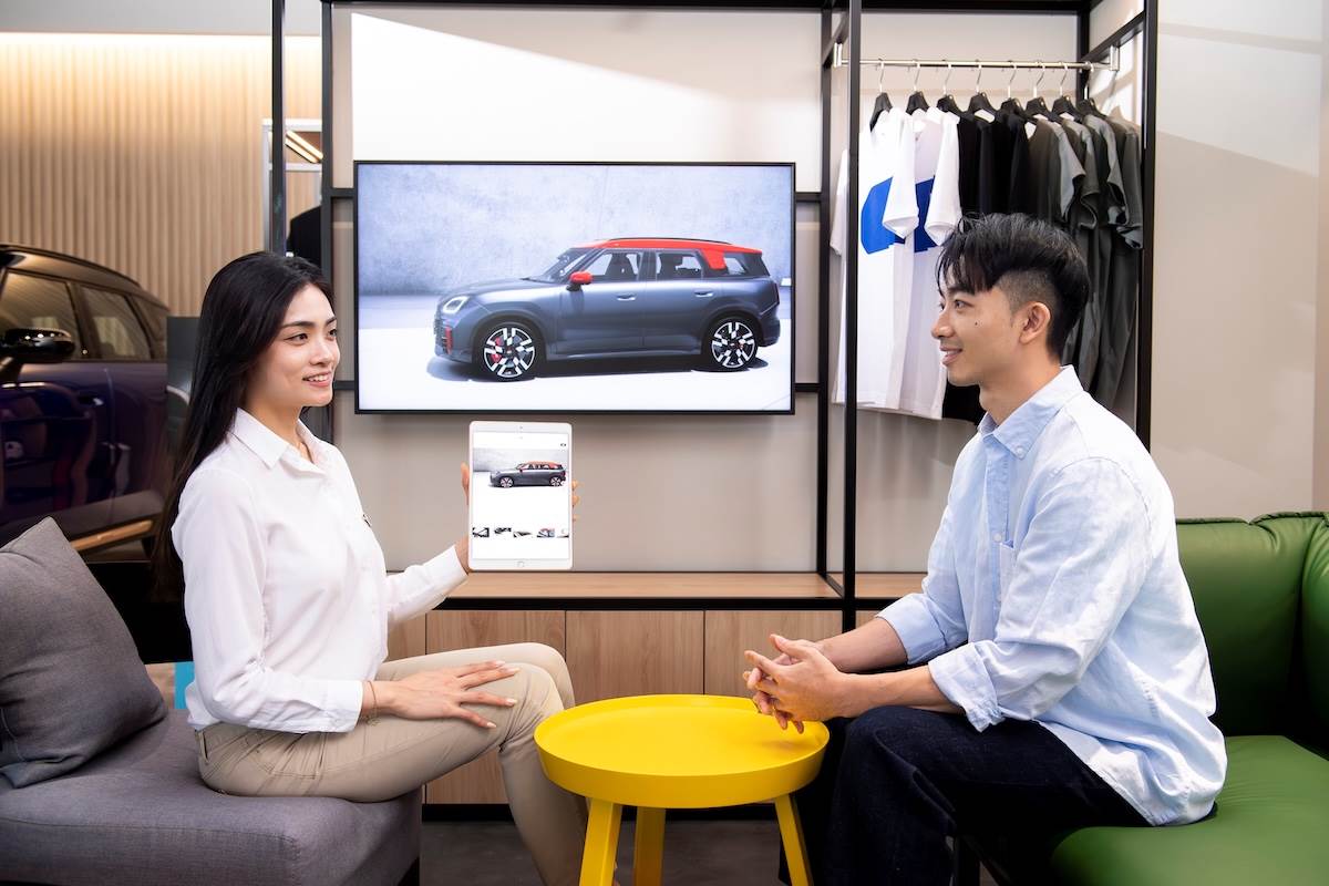 MINI銷售團隊以專業態度與誠摯笑容傳遞MINI品牌的溫暖精神。(圖/汎德提供)