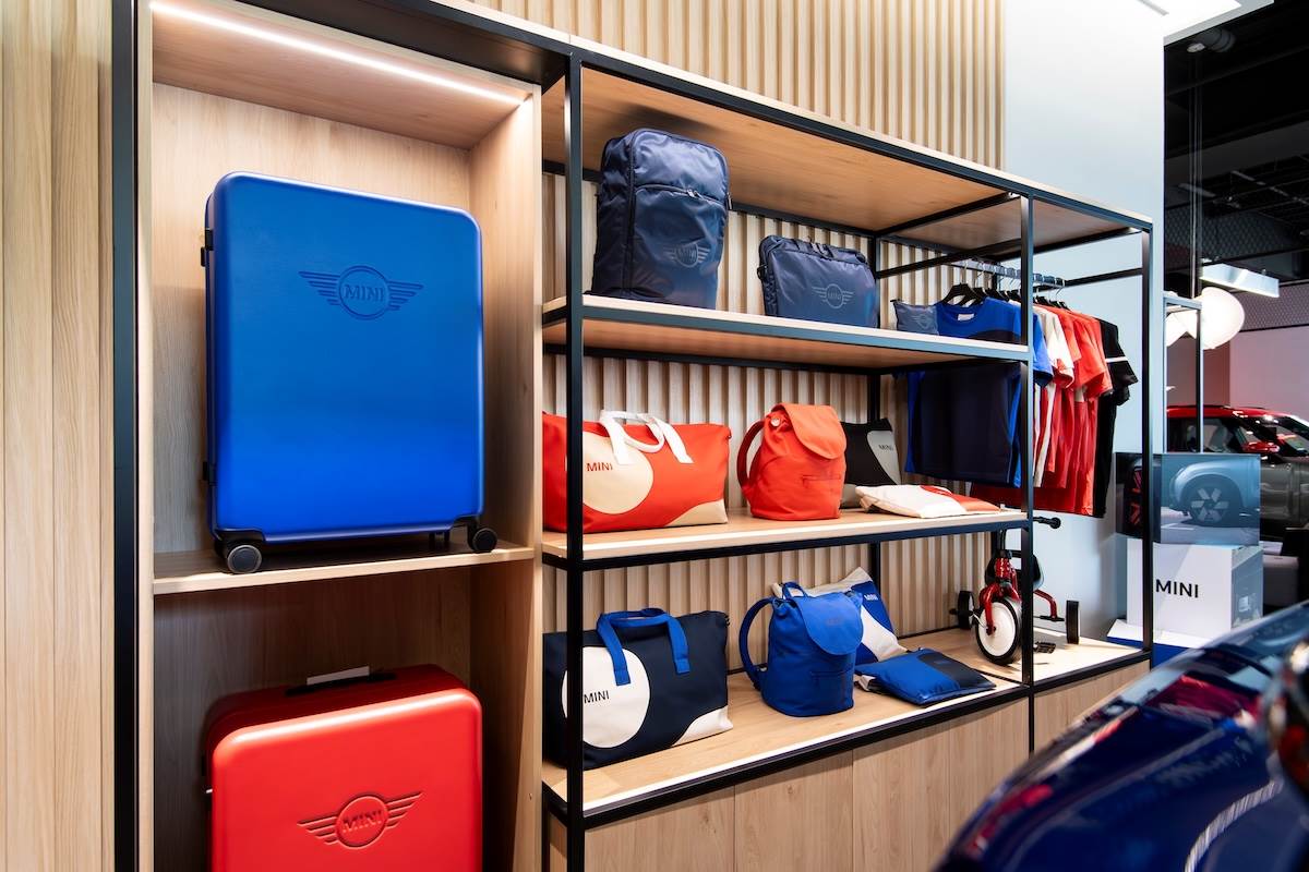 MINI Lifestyle Collection精品區陳列MINI多樣生活風格商品。(圖/汎德提供)