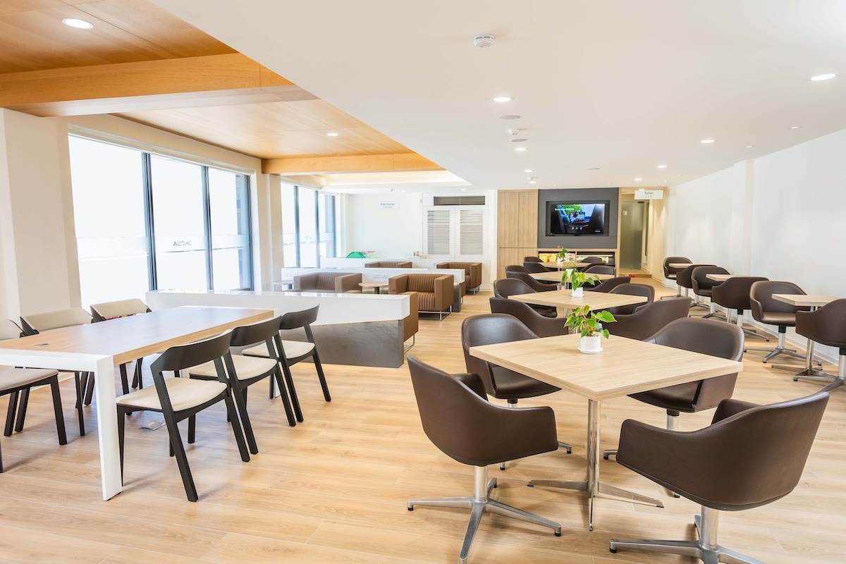 新莊服務中心顧客休息區設置36席舒適座位，並以「五感體驗」為核心概念，營造溫潤宜人的候車環境。（圖／Škoda Taiwan提供）