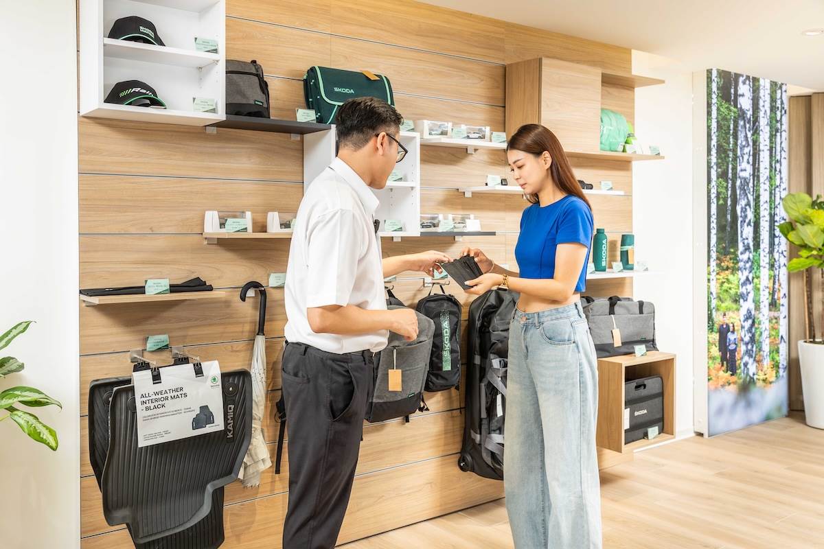 原廠精品展示區陳列多款Škoda精品配件與生活商品。（圖／Škoda Taiwan提供）