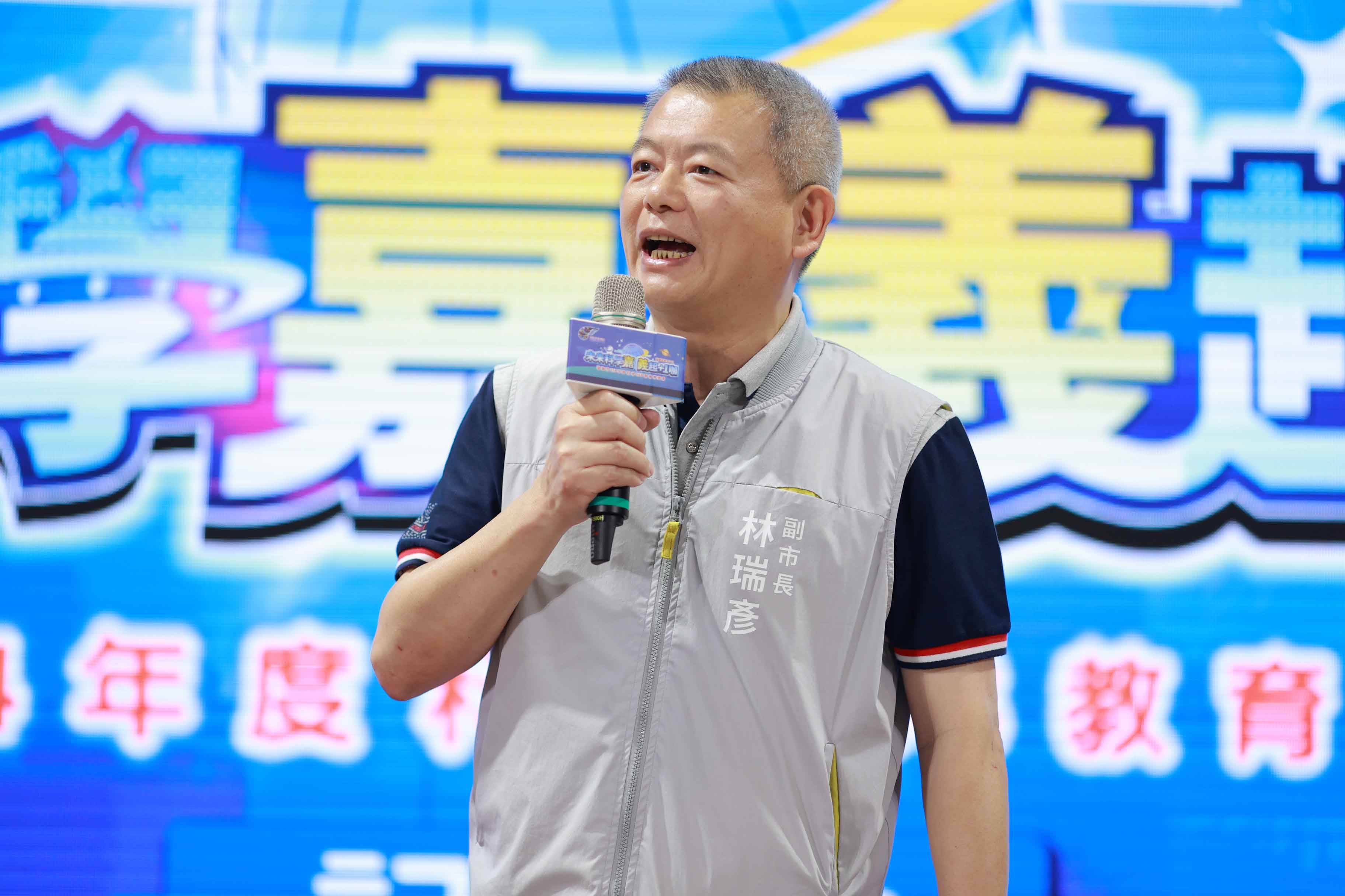 林瑞彥副市長出席啟動記者會，與各界貴賓共同啟動「科學168」全息投影風扇。（圖／嘉義市科學168教育博覽會提供）