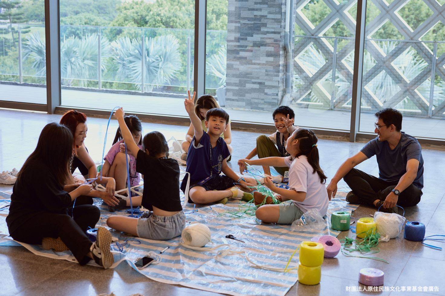 孩子們與藝術家共同編織創作。（圖／原文會提供）