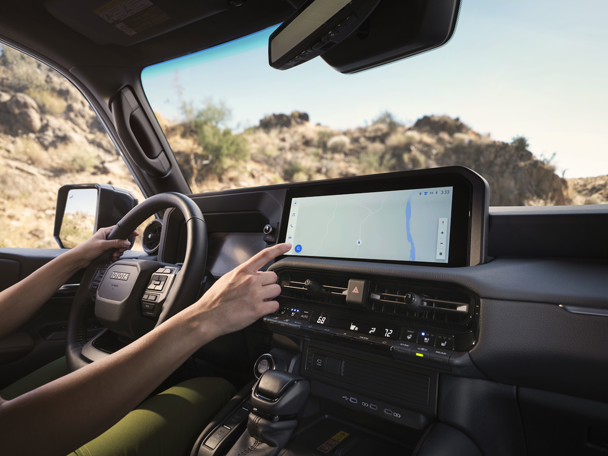 座艙延續硬派風格,採用大量實體按鍵,依操作情境進行區域配置,兼具便利與直覺性。(圖/和泰提供)