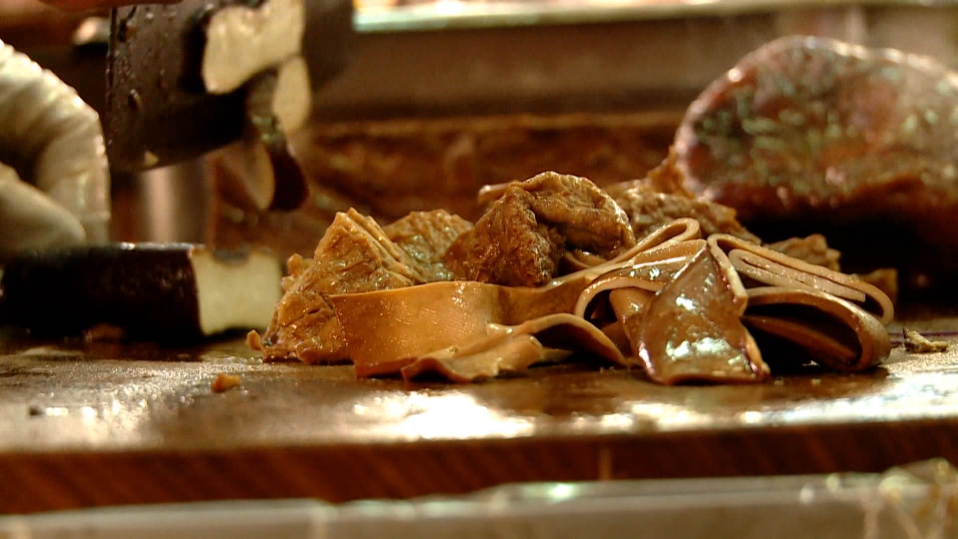 色澤入味油亮的魯味，桃園大溪最出名的在地美食。（圖／東森新聞）