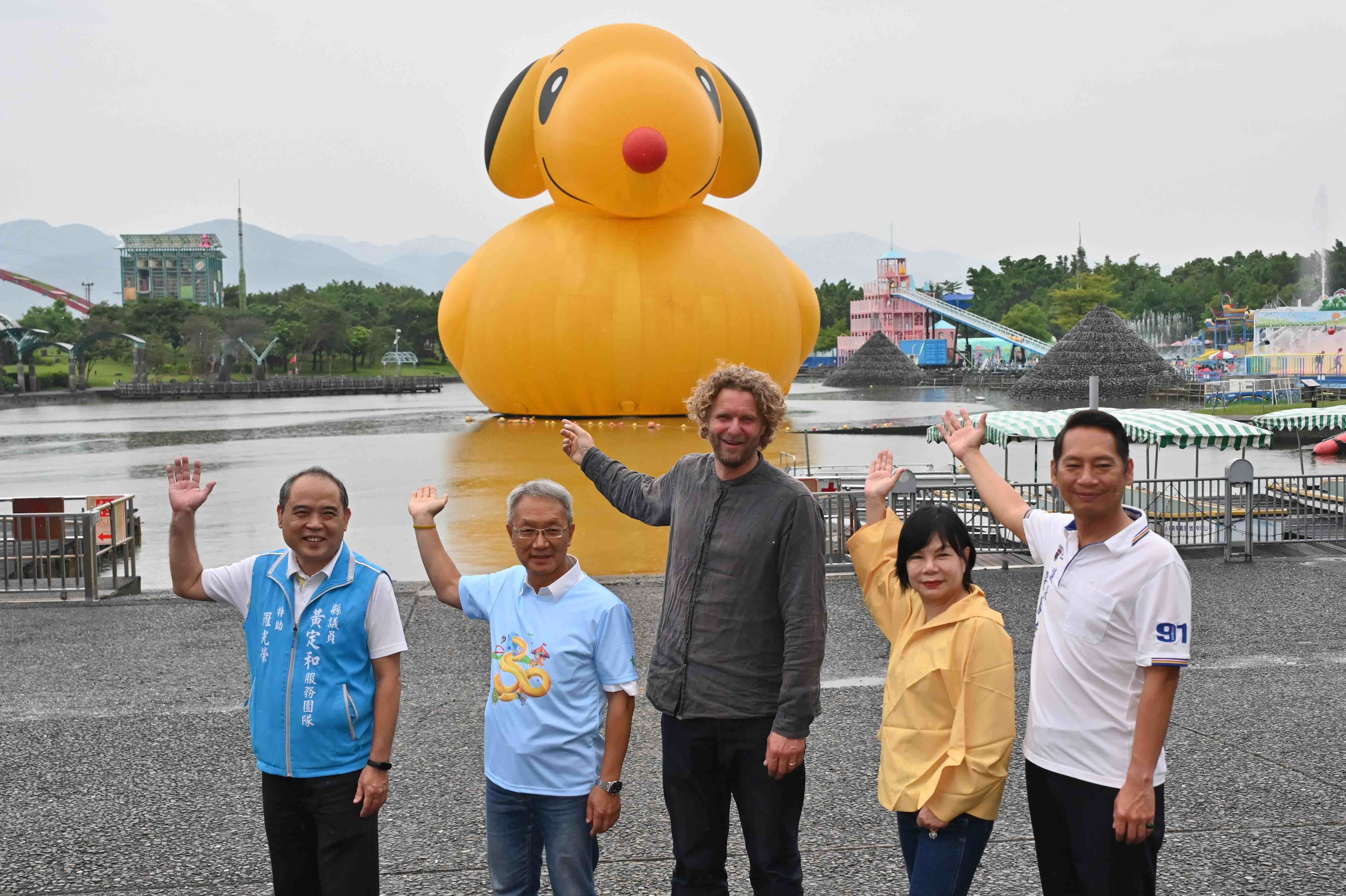 藝術家弗洛倫泰因．霍夫曼跨海操刀，創作超萌充氣裝置藝術《史努比鴨》吸引許多民眾拍照打卡。（圖／宜蘭縣政府提供）