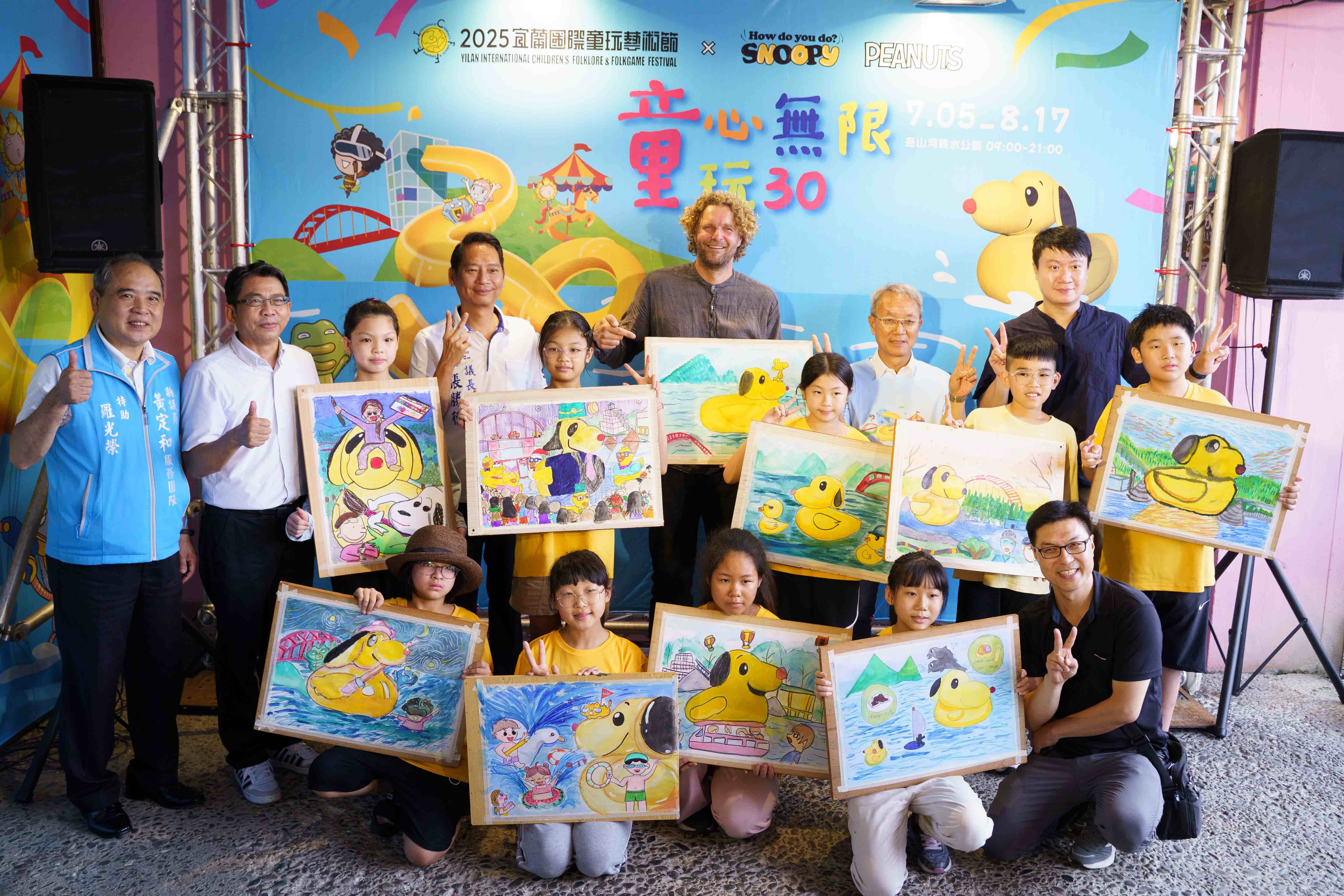 宜蘭縣成功國小美術班的小藝術家們，在現場以畫筆創作，描繪屬於自己風格的史努比鴨，展現童心創意與藝術才華。（圖／宜蘭縣政府提供）