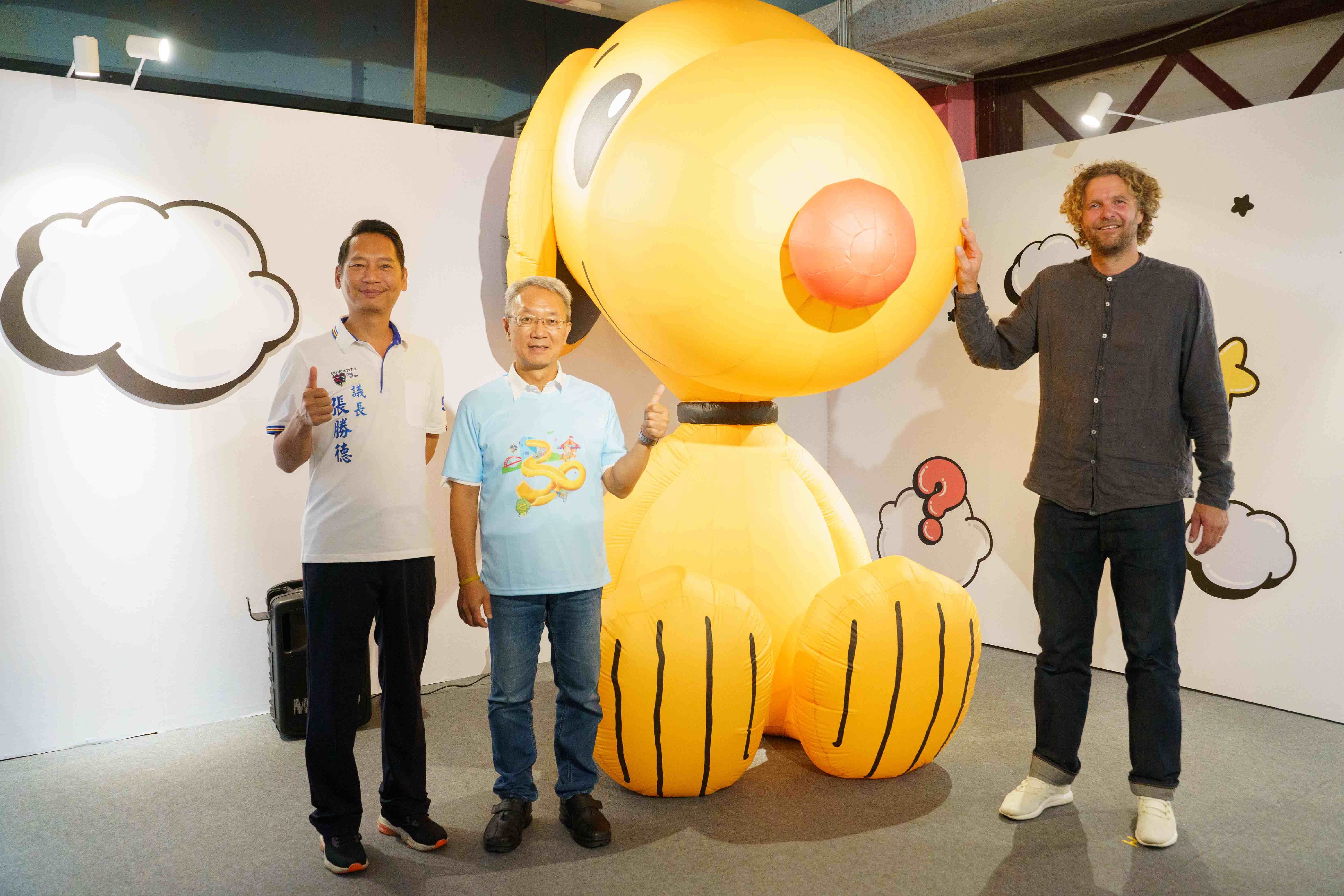  霍夫曼現身宜蘭童玩節，首次和《史努比鴨》實體相見歡，並親自闡述設計理念。（圖／宜蘭縣政府提供）