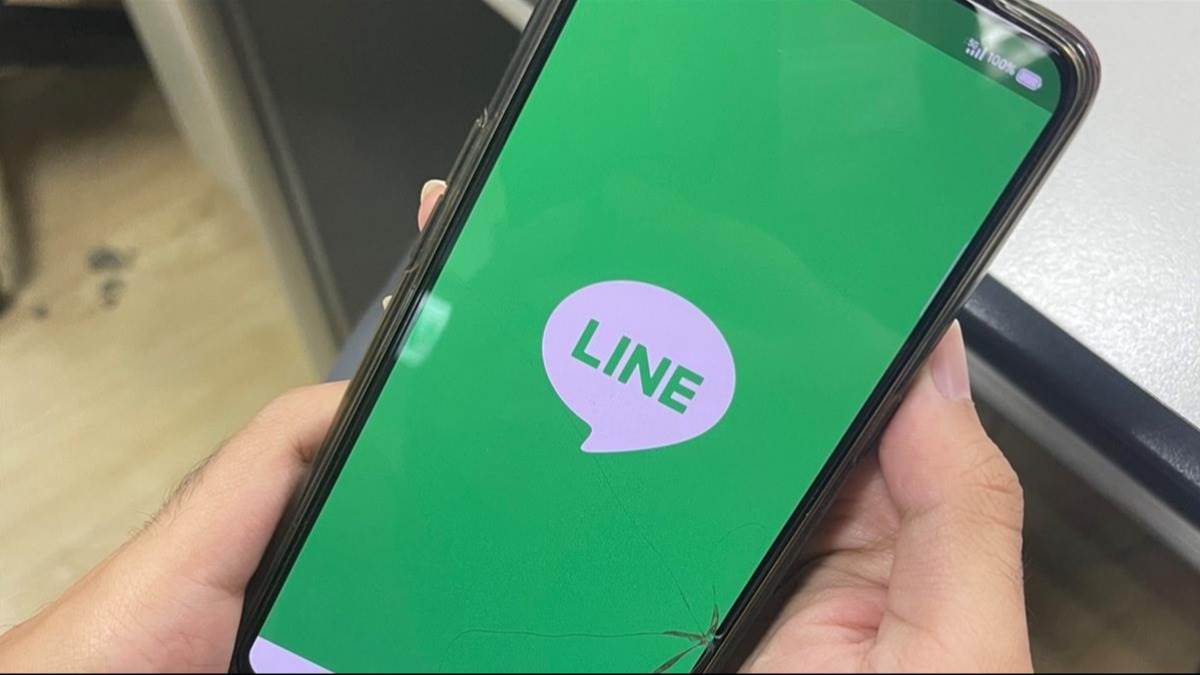 一名網友傳訊息給朋友,開頭以「2個字」開場。(示意圖/東森新聞)