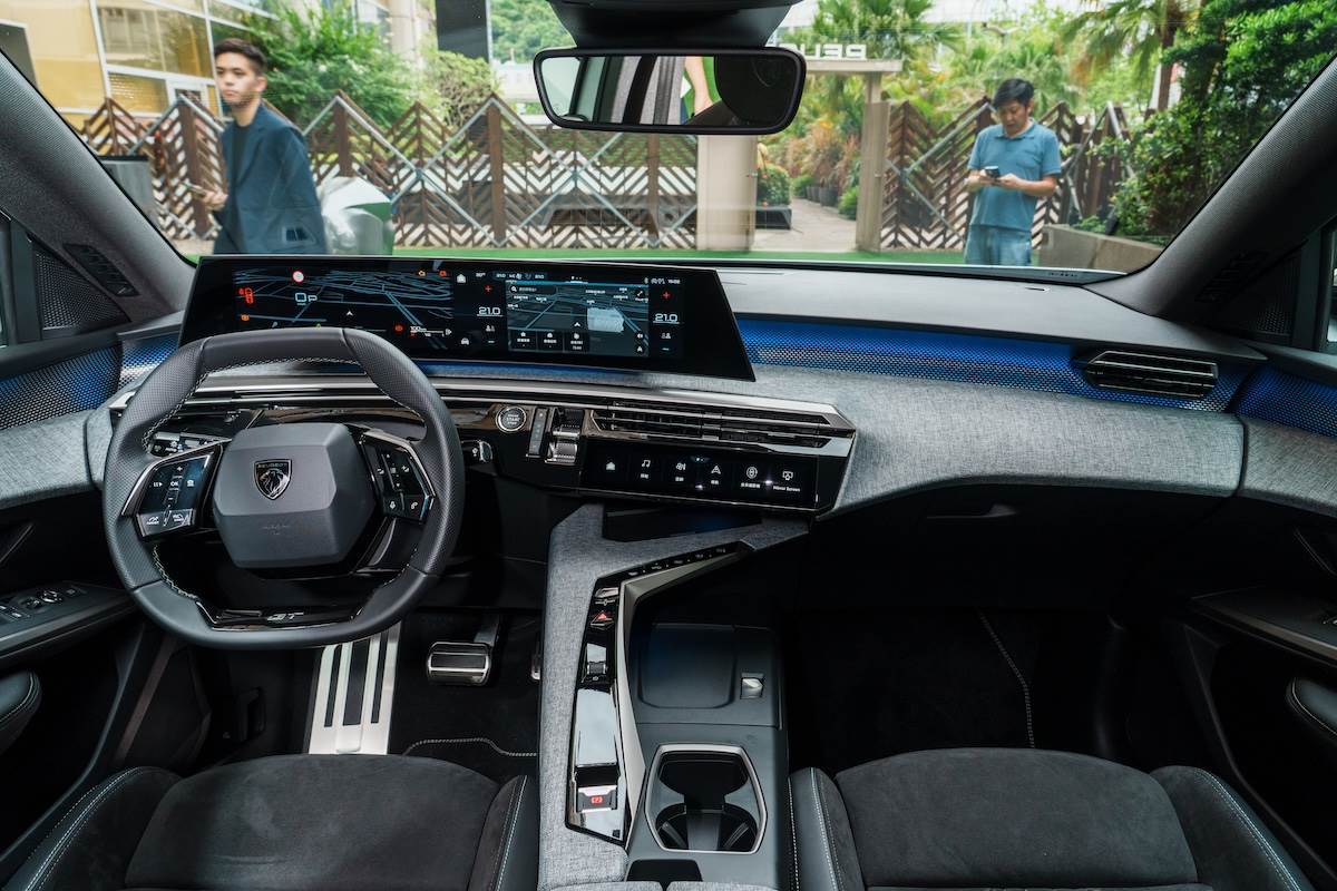 座艙採用法國精品的最新概念－異材質拼接以及沉浸紓壓感設計觀念，大量採用天然感親膚織品與高科技內裝材質混搭，並加上穿透感強烈的環艙設計。（圖／林昱丞攝影）