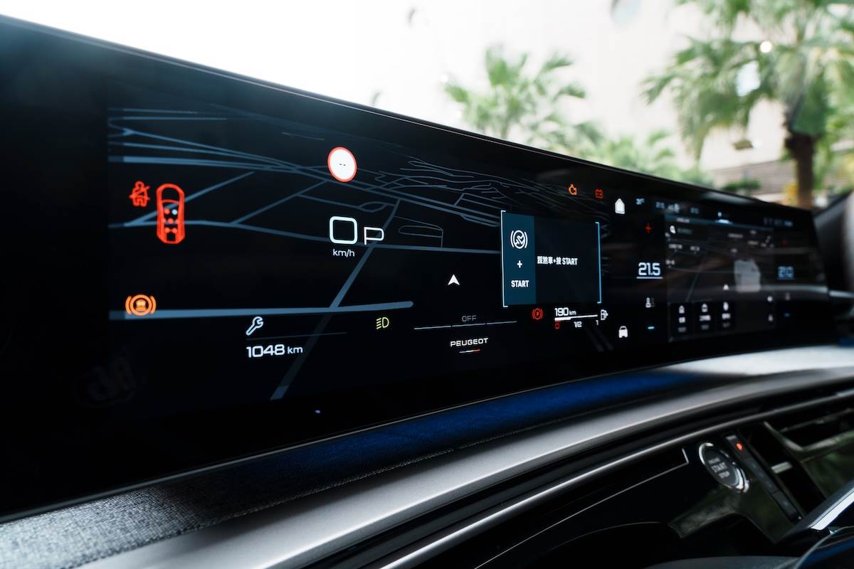 GT車型搭載「21吋全景曲面HD全彩數位儀錶」，橫跨儀錶板至中控台中央。（圖／林昱丞攝影）