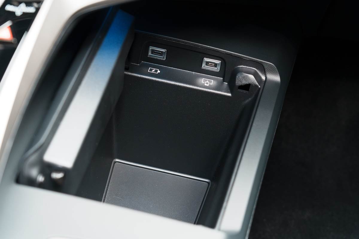 3008 Hybrid全車擁有多達17處收納空間，總容積達34公升。（圖／林昱丞攝影）