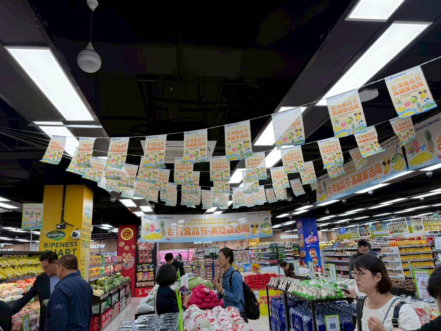 高雄市政府農業局在新加坡與馬來西亞辦理超過90場農產品推廣活動。（圖／高雄市政府農業局提供）