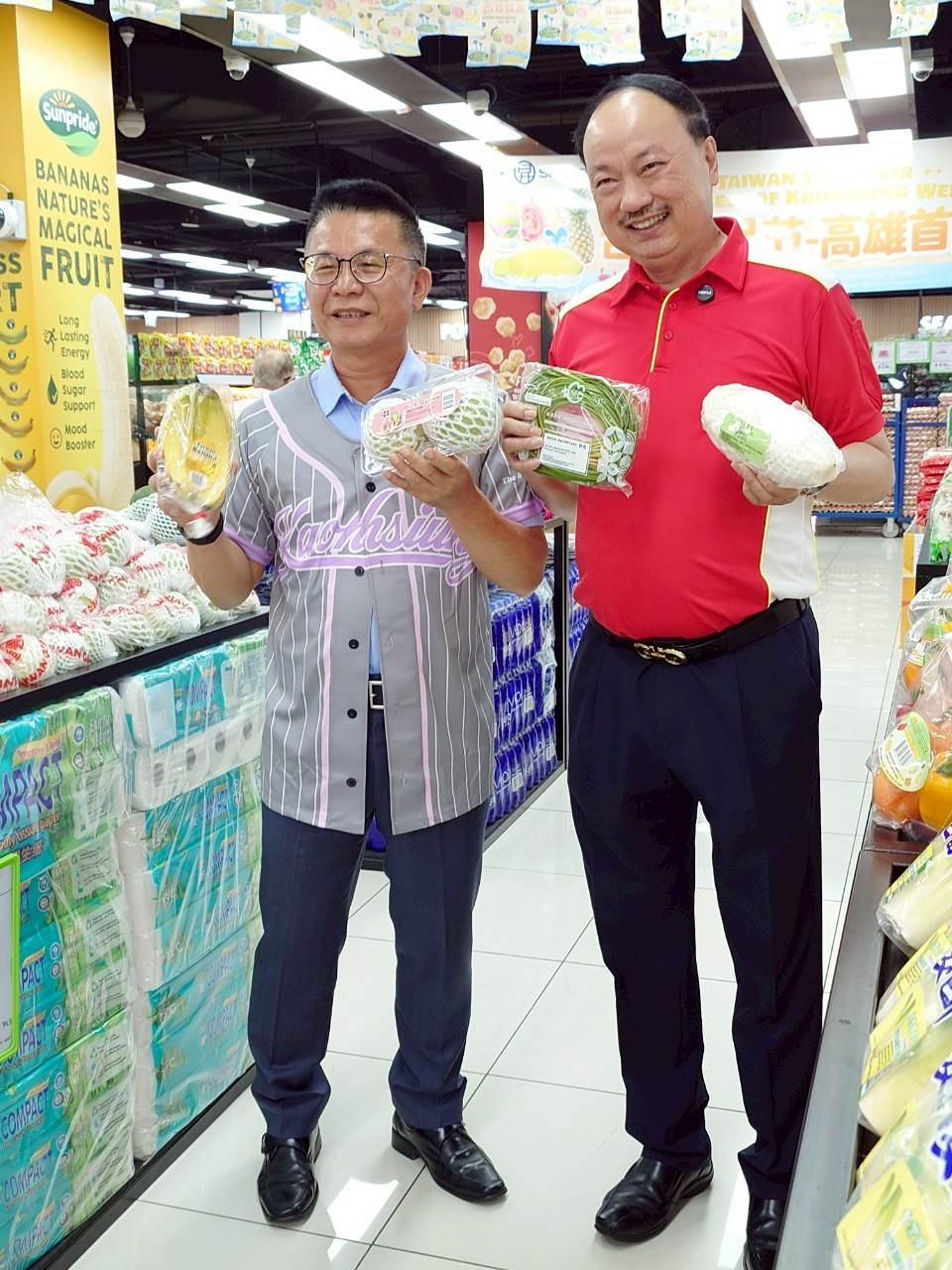 局長姚志旺與昇菘董事經理林佑龍一起拍攝宣傳短影音。（圖／高雄市政府農業局提供）