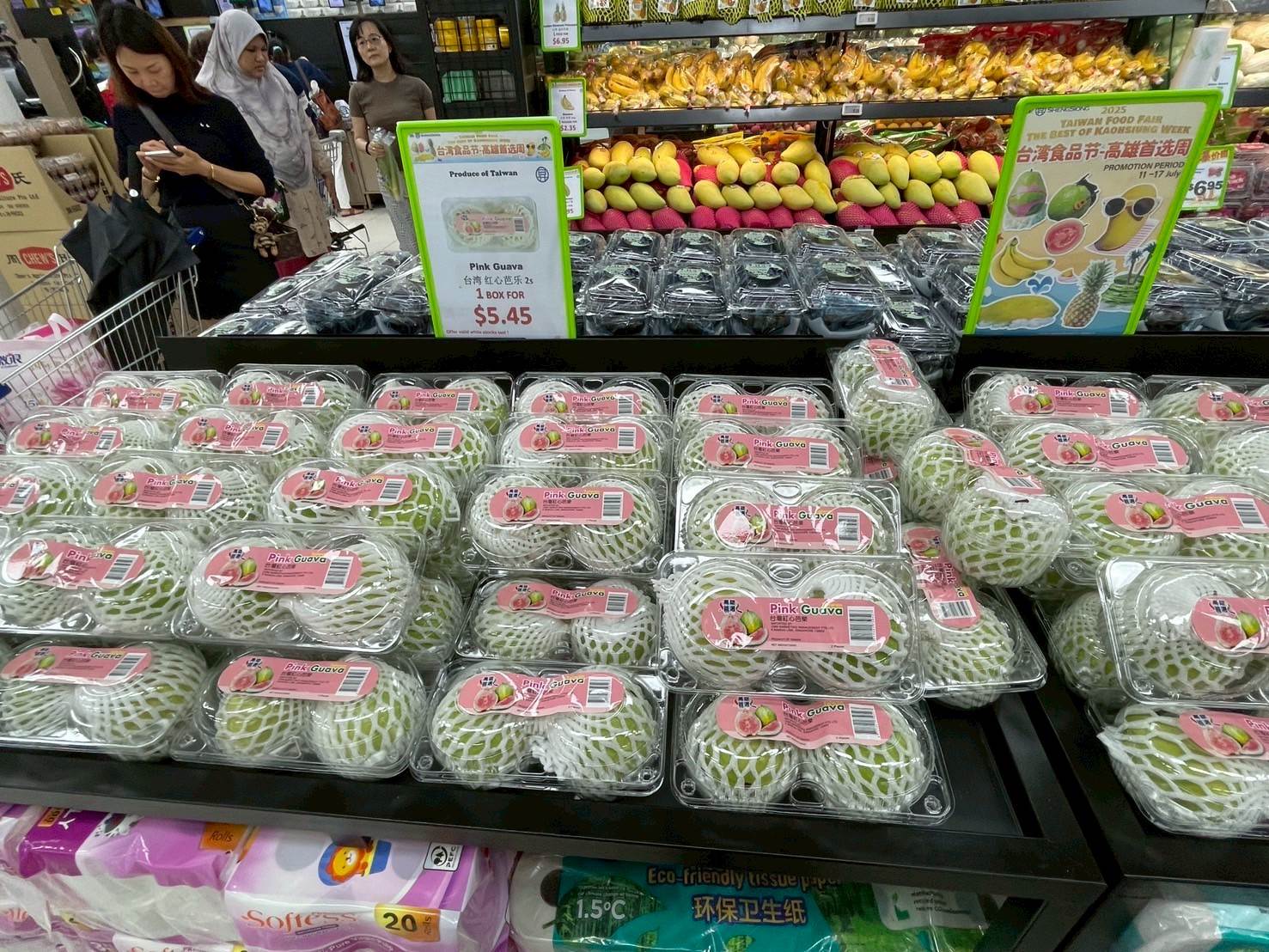 新加坡拓銷果品新寵兒─紅心芭樂。（圖／高雄市政府農業局提供）