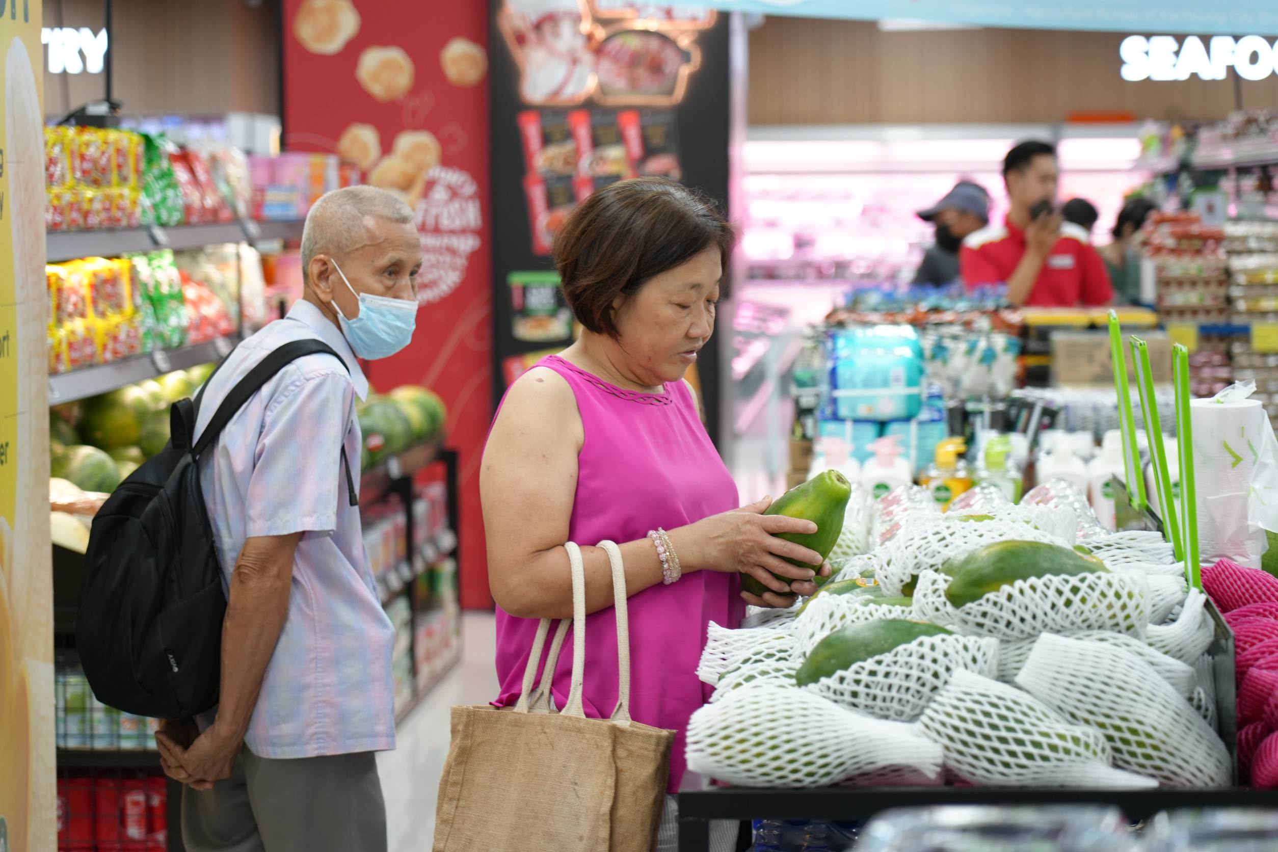 新加坡民眾挑選木瓜。（圖／高雄市政府農業局提供）