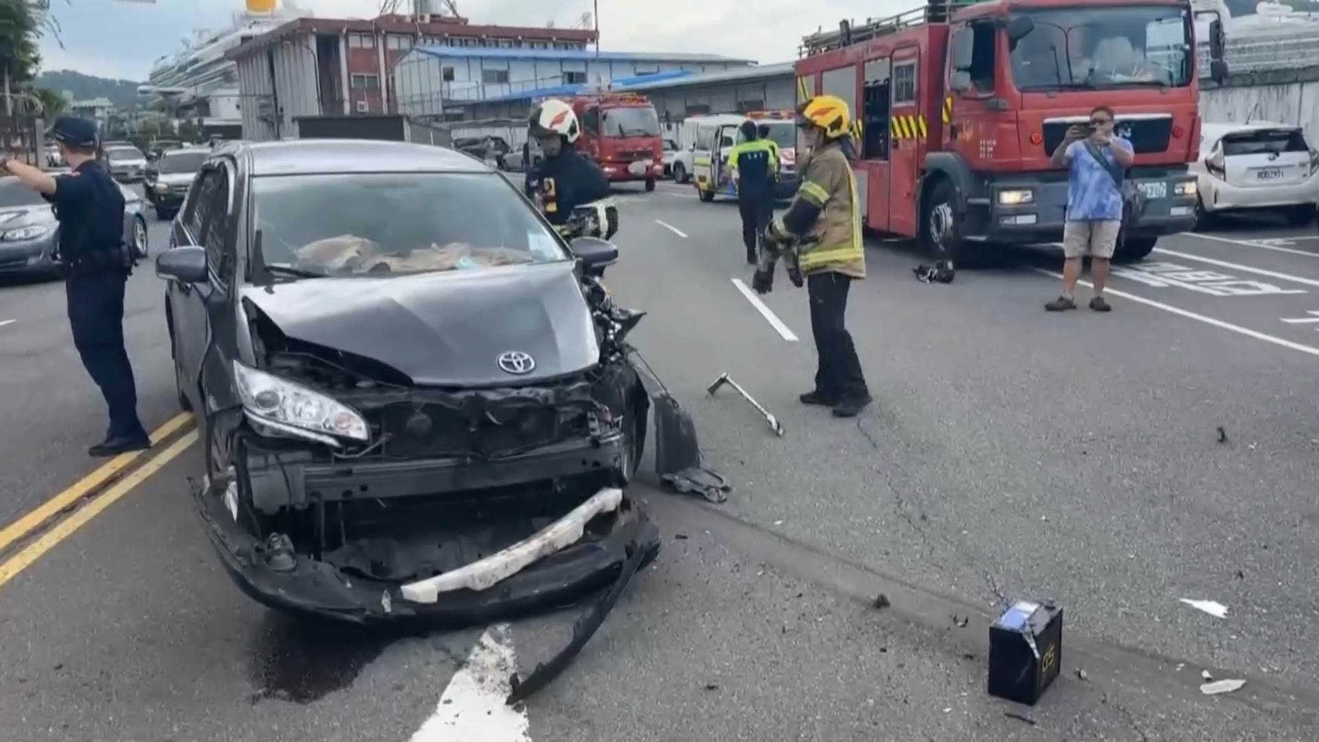 車撞遊覽車24001