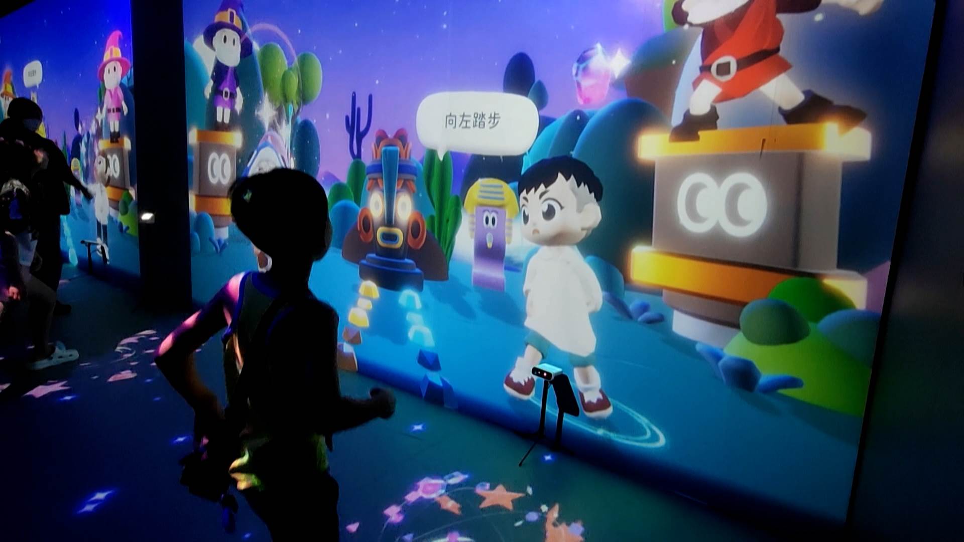 來自日本、巴西、墨西哥、荷蘭的藝術家打造的互動裝置藝術，結合AI互動技術、科技感滿滿的體驗活動。（圖／東森新聞）