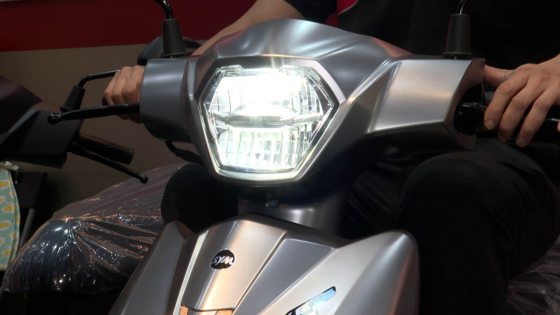 國民機車今年推出的全新升級車款，全面導入LED大燈設計，夜間行車更加明亮安全。（圖／東森新聞）