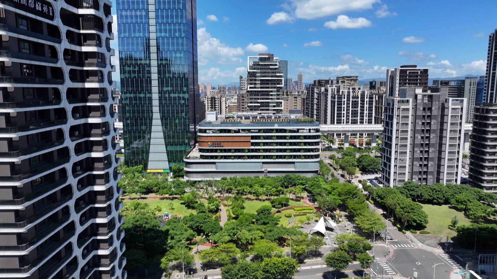 黃金軌道區!串聯3捷3快1港1機,打造商辦聚落。(圖/東森新聞)