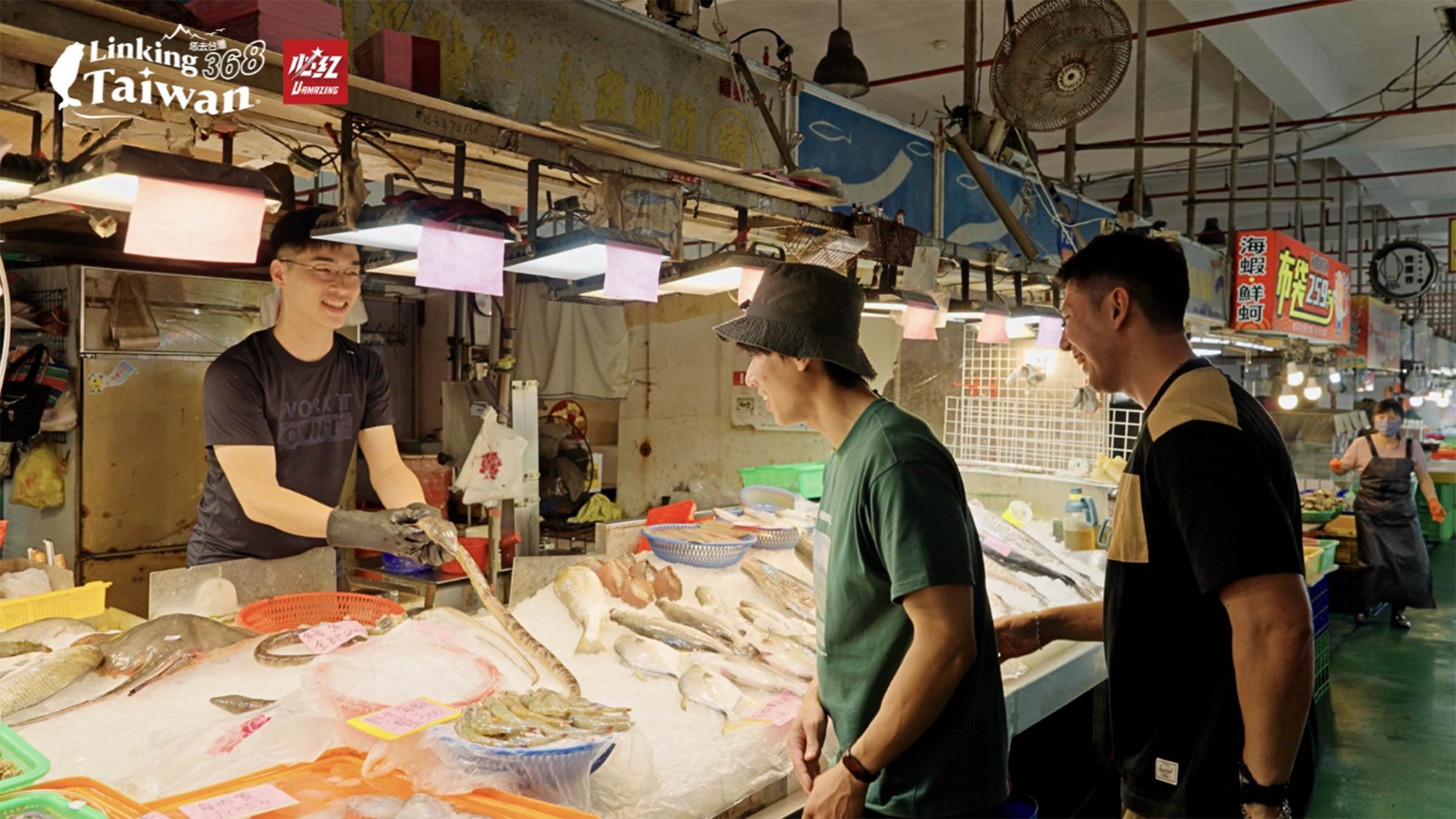 吃過甜鹹交融美味可口的鰻魚飯，威登竟第一次面對「鰻魚本魚」！沒想到鰻魚竟然長這樣？！（圖／《Linking 368 Taiwan恁去台灣》提供）