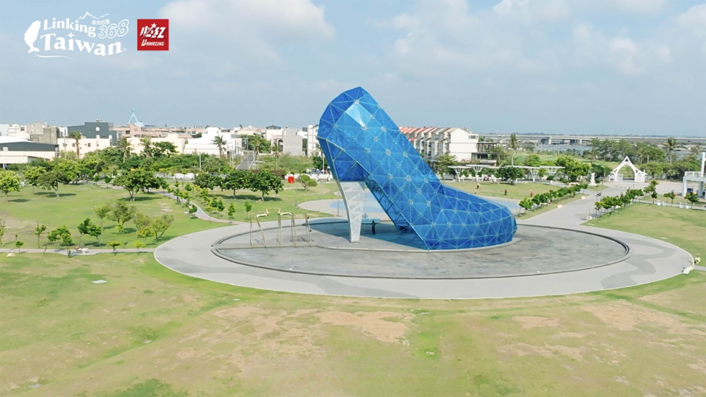 細說高跟鞋教堂背後的設計理念與文化背景，呈現美夢與現實交錯的深刻意涵。（圖／《Linking 368 Taiwan恁去台灣》提供）