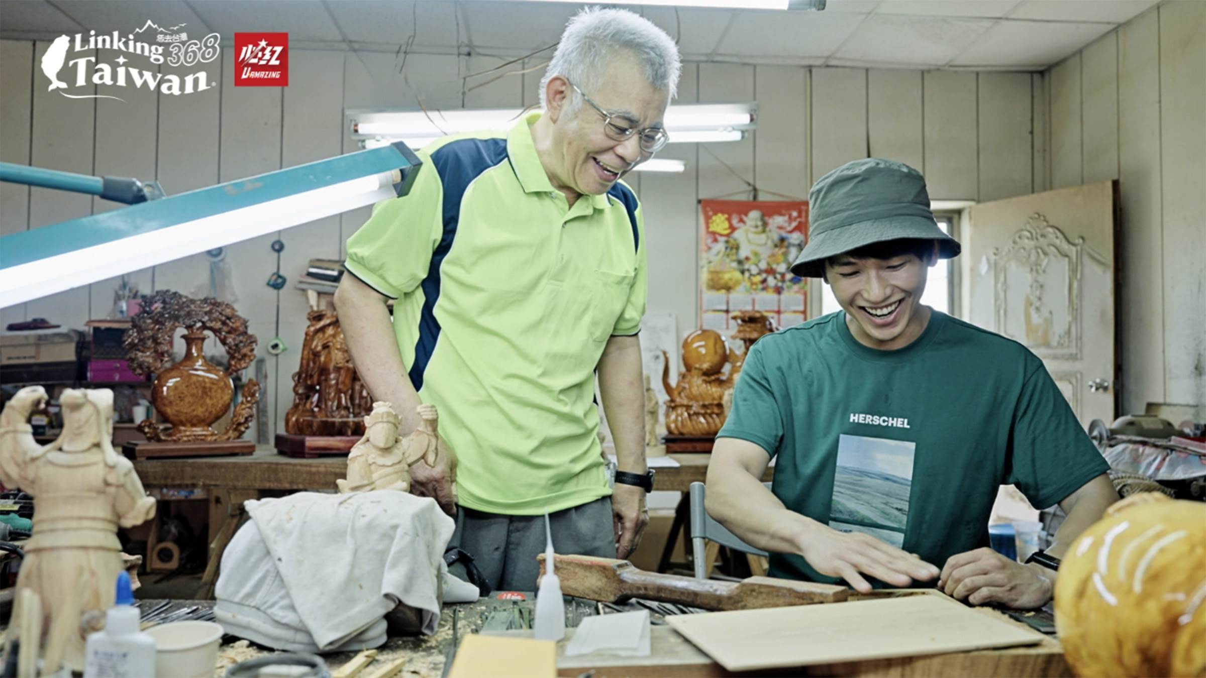 威登第一次動雕刻刀就笑翻現場，才發現老師的功力不是一般人能模仿的！（圖／《Linking 368 Taiwan恁去台灣》提供）