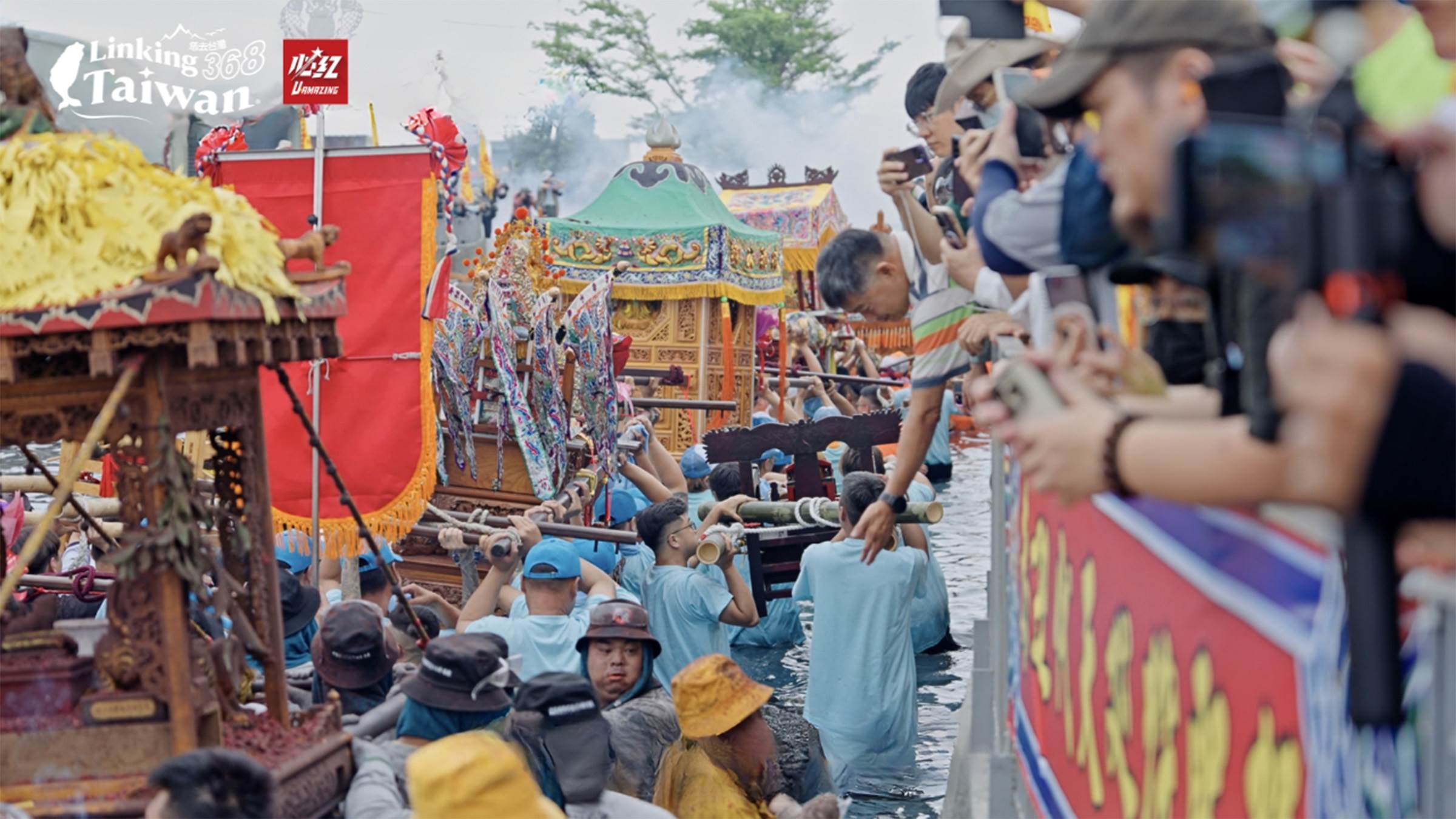 在外巡守的20尊王爺會聚集在布袋鎮新塭外海一艘無形的王船上，之後一齊到嘉應廟「作客」，接受信眾參拜。地主尹王爺等眾神則特別以衝水路的方式迎接，展現地主的歡迎之情。（圖／《Linking 368 Taiwan恁去台灣》提供）