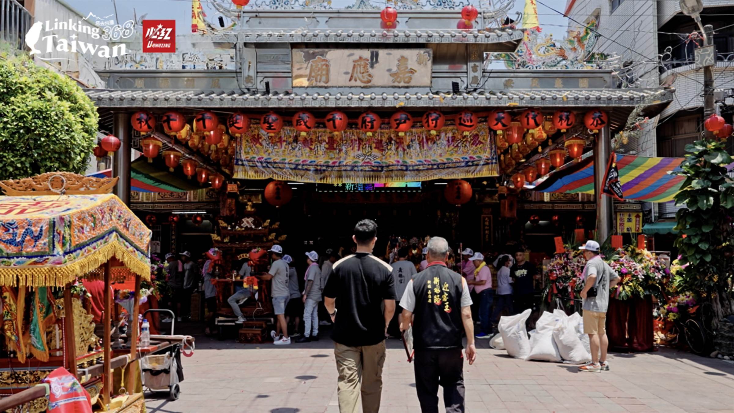 新塭嘉應廟位於嘉義縣布袋鎮，是漁民祈求平安的信仰重心。嘉應廟主祀九龍三公王爺，是南宋末年抗元名將魏天忠、其父魏國佐與祖父魏了翁三位。（圖／《Linking 368 Taiwan恁去台灣》提供）