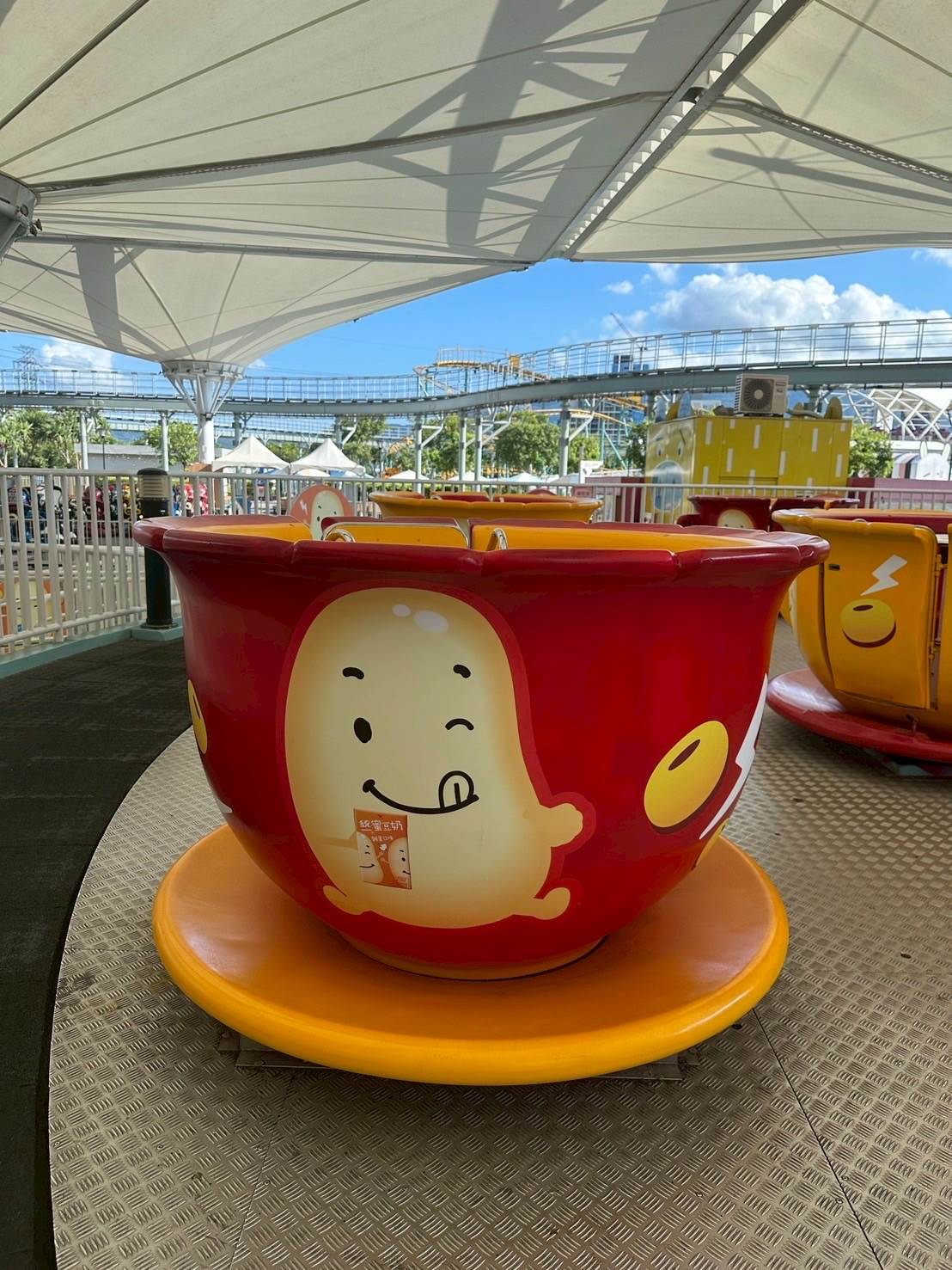 現場不僅有精心佈置的打卡互動專區，還能看到許多可愛「蜜豆人」在遊樂設施現身！（圖／統一提供）