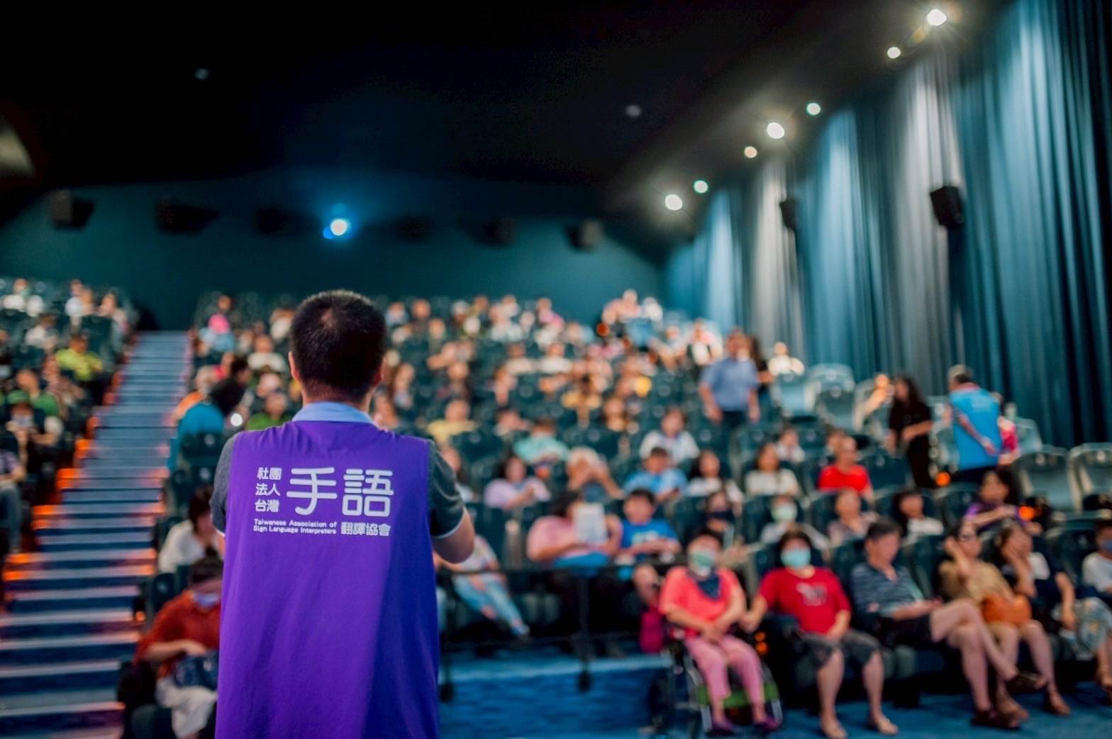 手語老師為聽障朋友現場翻譯說明