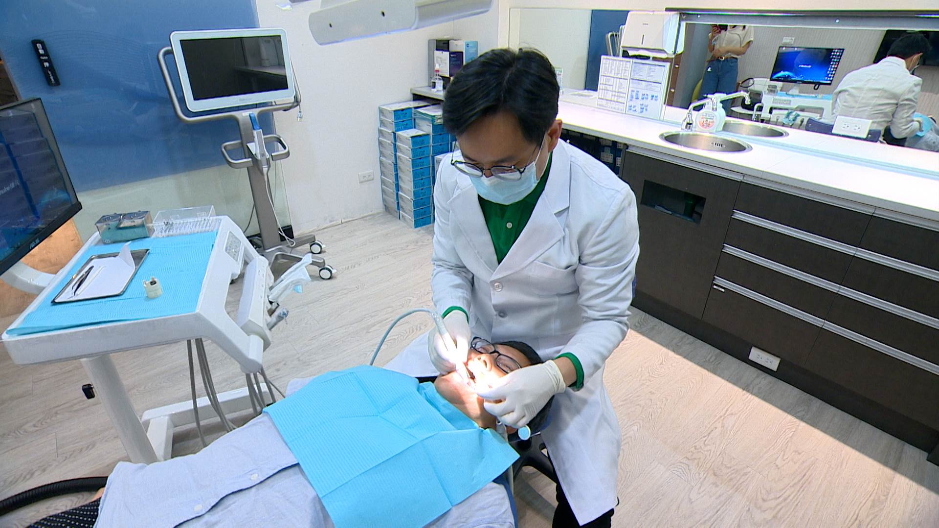 正確使用假牙黏著劑與清潔錠，健康安心享受老年生活。（圖／東森新聞）