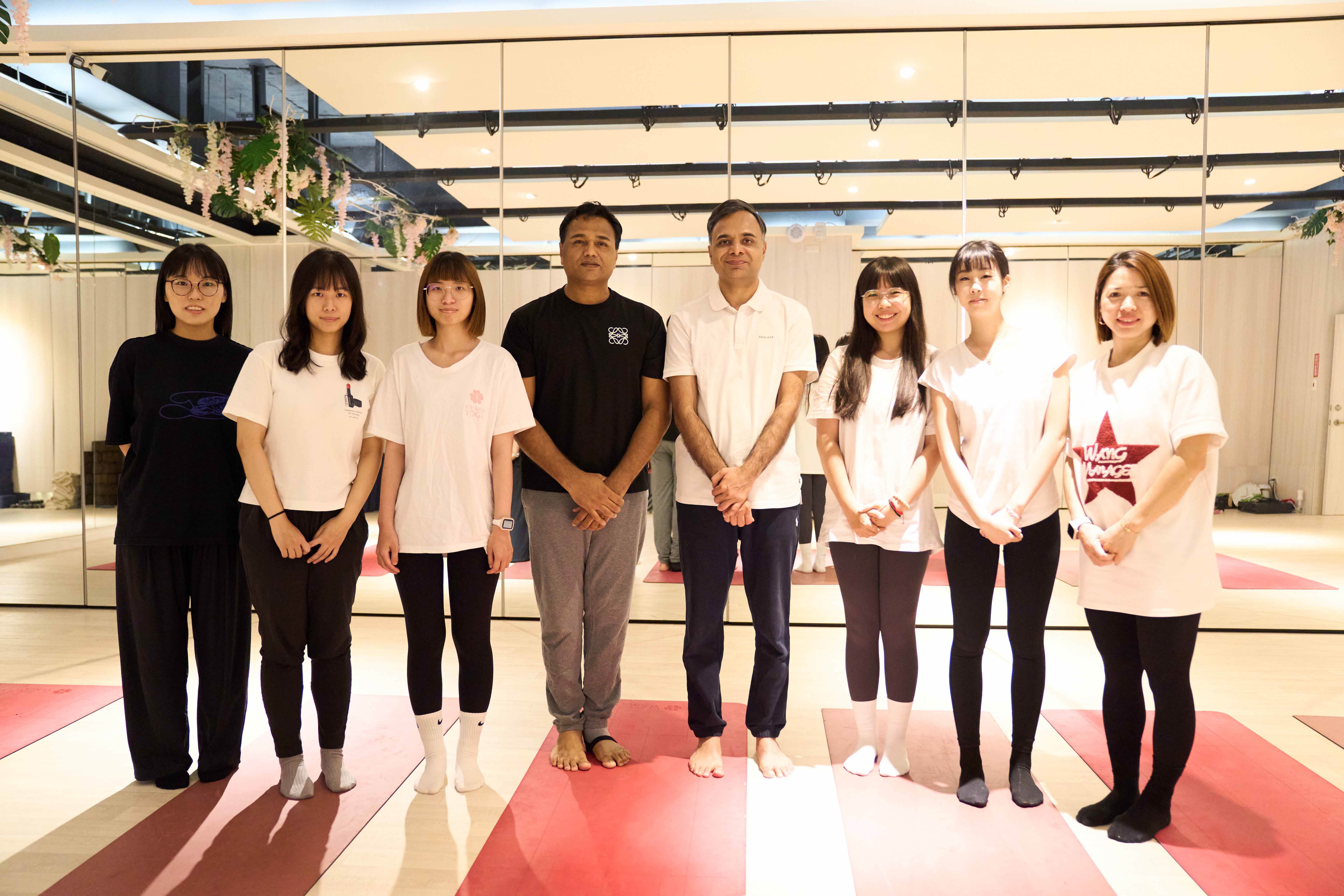 葉達夫會長-右4-於形象影片中展示瑜珈經典姿勢。（圖／<a href='/search/tags/臺中市政府/' target='_blank'>臺中市政府</a>提供）