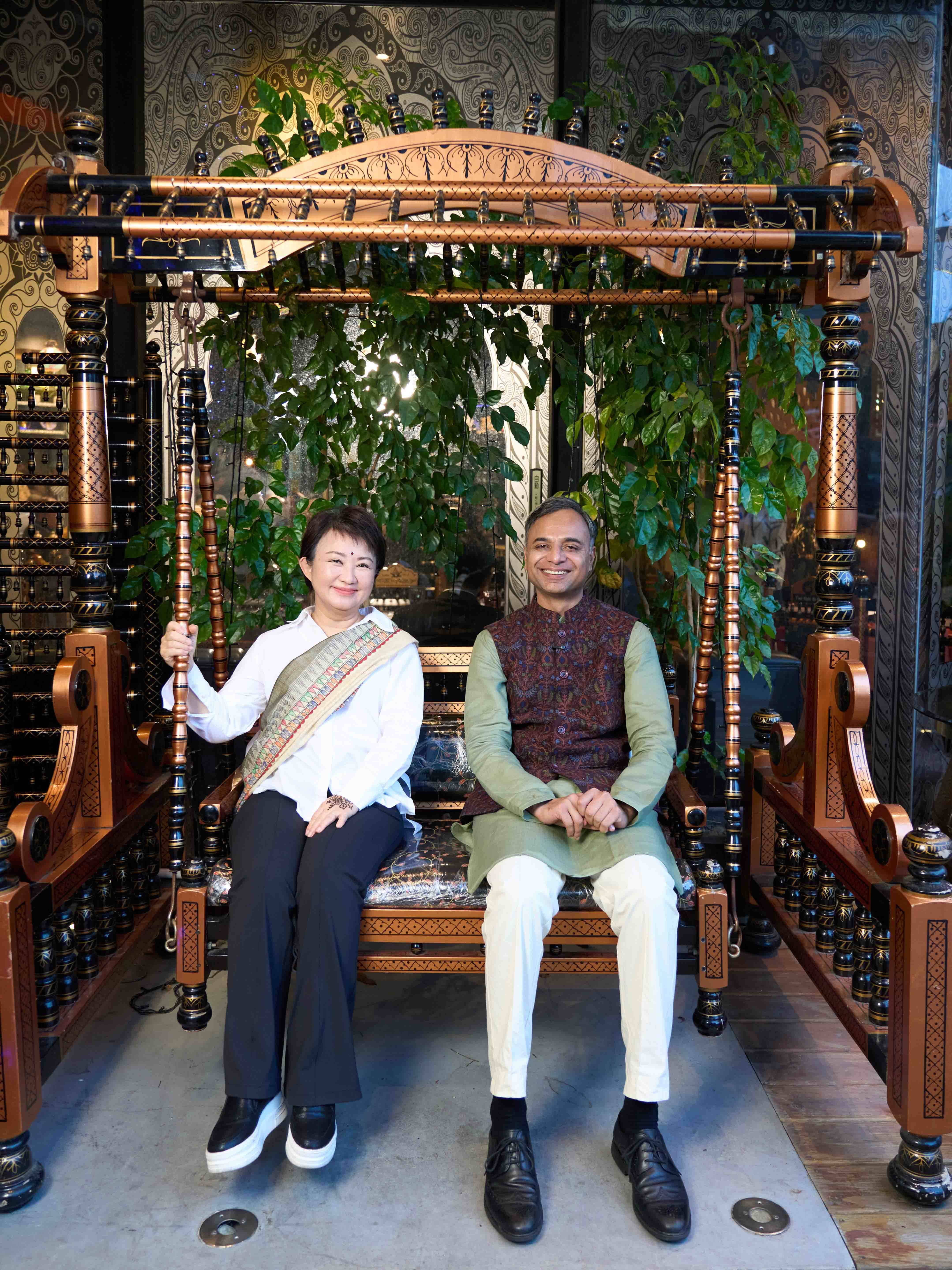 葉達夫會長邀請盧市長一同坐上印度<a href='/search/tags/傳統搖椅/' target='_blank'>傳統搖椅</a>-象徵印度文化中邀請好友-一起坐搖椅。（圖／臺中市政府提供）