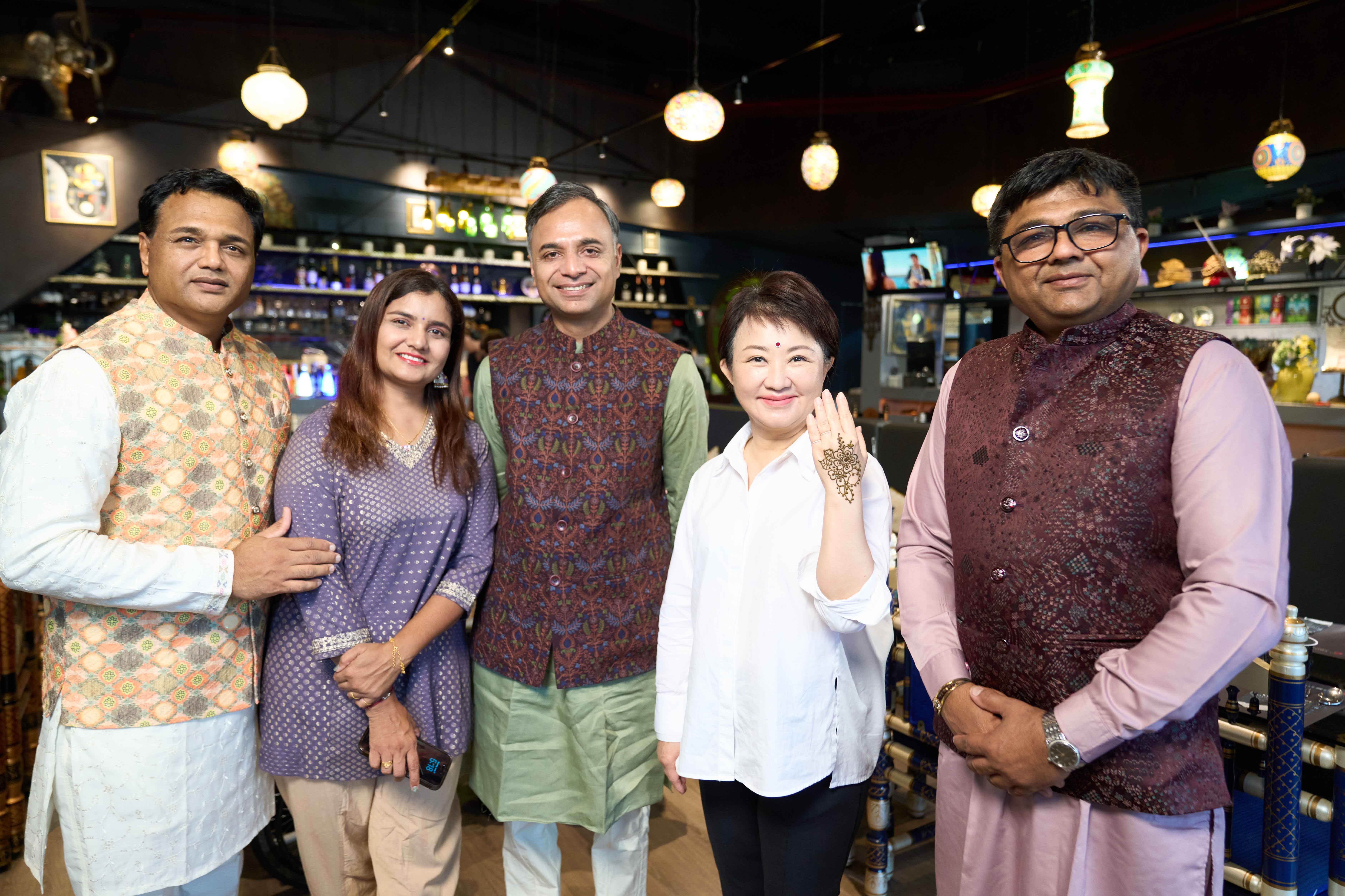 盧市長體驗印度傳統手繪藝術「Henna」。（圖／臺中市政府提供）