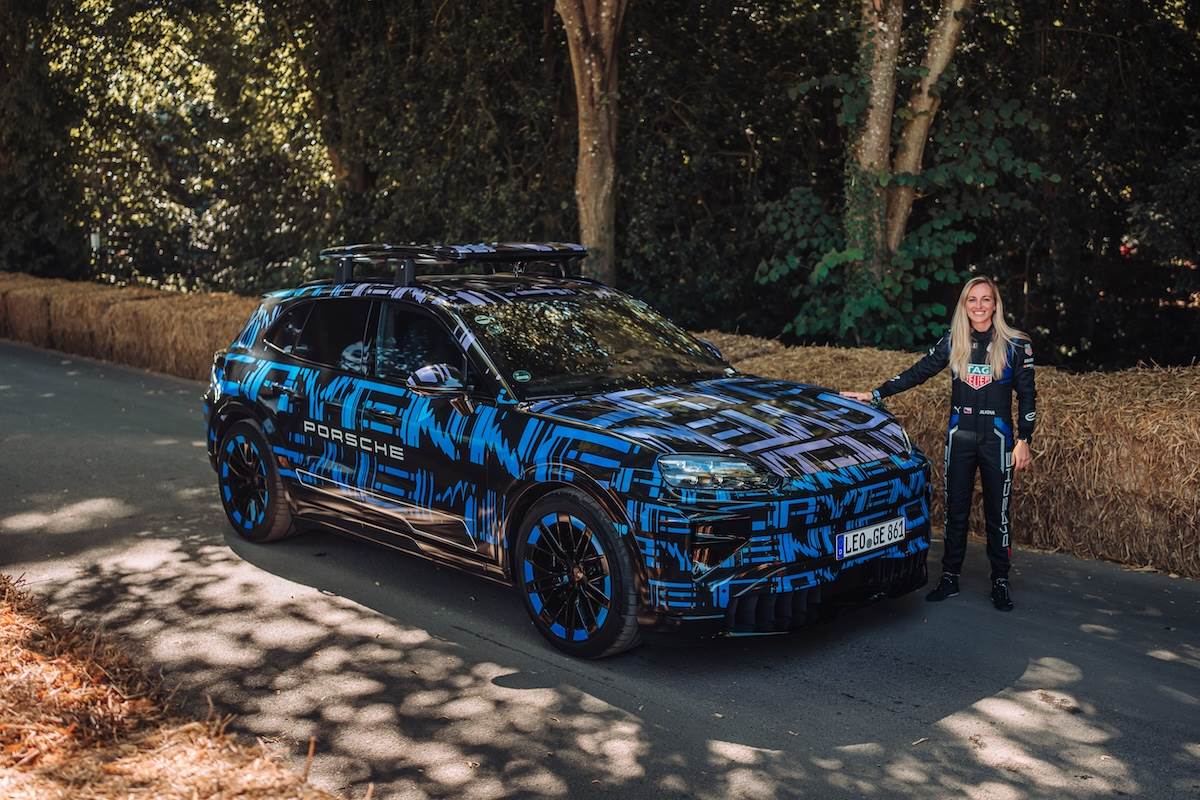 在Shelsley Walsh爬坡賽締造紀錄數週之後，再度由Gabriela Jílková駕駛電動Cayenne原型車，多次挑戰著名的Goodwood爬坡賽道。（圖／Porsche提供）