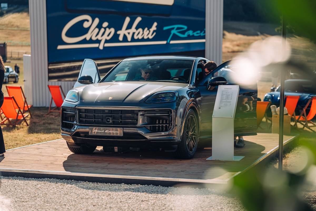 保時捷推出了全新特殊版車型Cayenne Black Edition，在Goodwood速度嘉年華上首度亮相。（圖／Porsche提供）