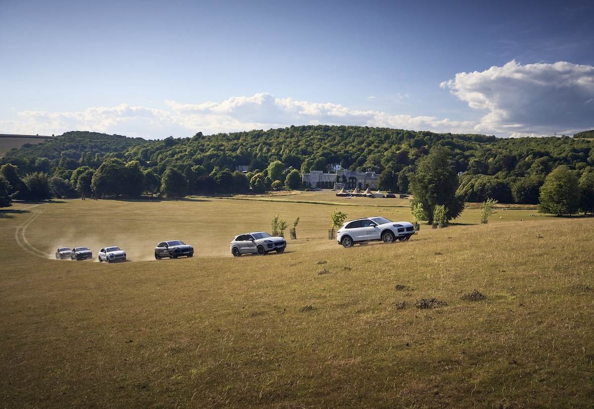 在Goodwood鄉村周邊的導覽式越野行程中，賓客也有機會親身體驗Cayenne在崎嶇路面上展現的自信駕馭能力。（圖／Porsche提供）