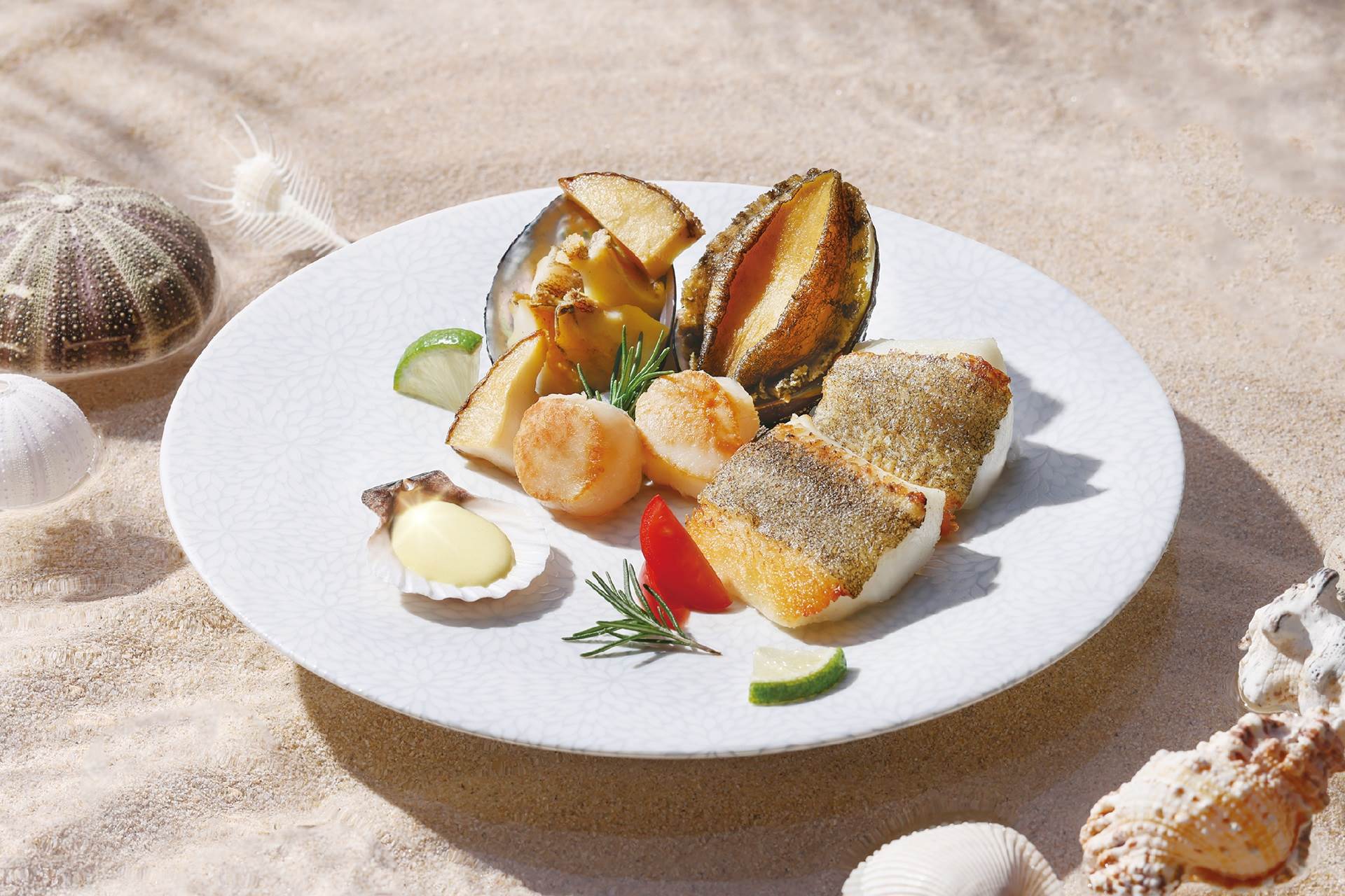 夏慕尼全台門店同慶，推出身分證對對碰活動，符合活動資格招待鮑魚干貝海鮮盤。圖／王品集團提供