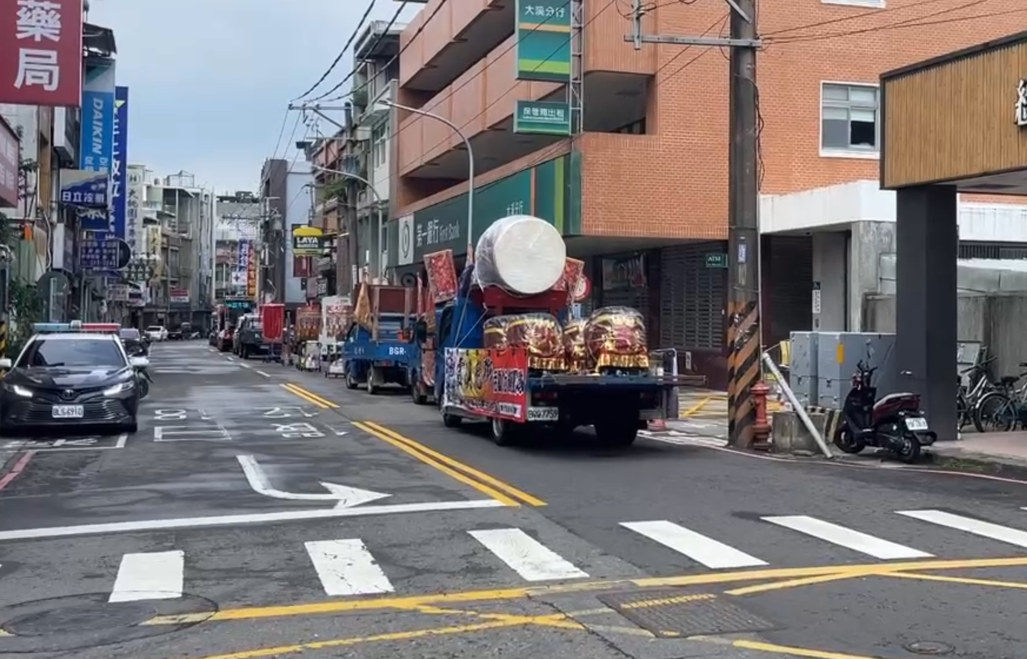 陣頭車隊也靠邊停車，繞境活動暫停。東森新聞