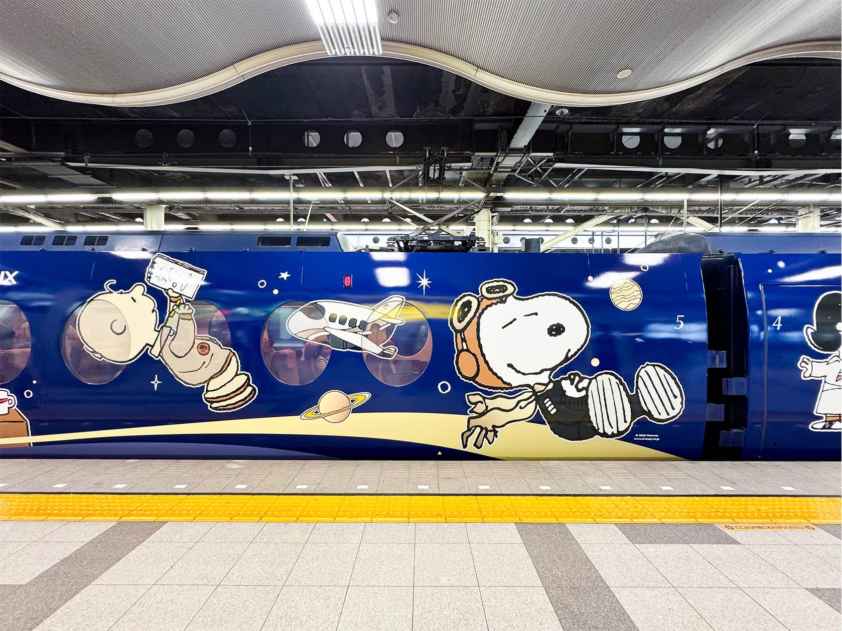 穿著星宇航空制服的SNOOPY角色，可愛討喜。（圖／星宇航空提供）