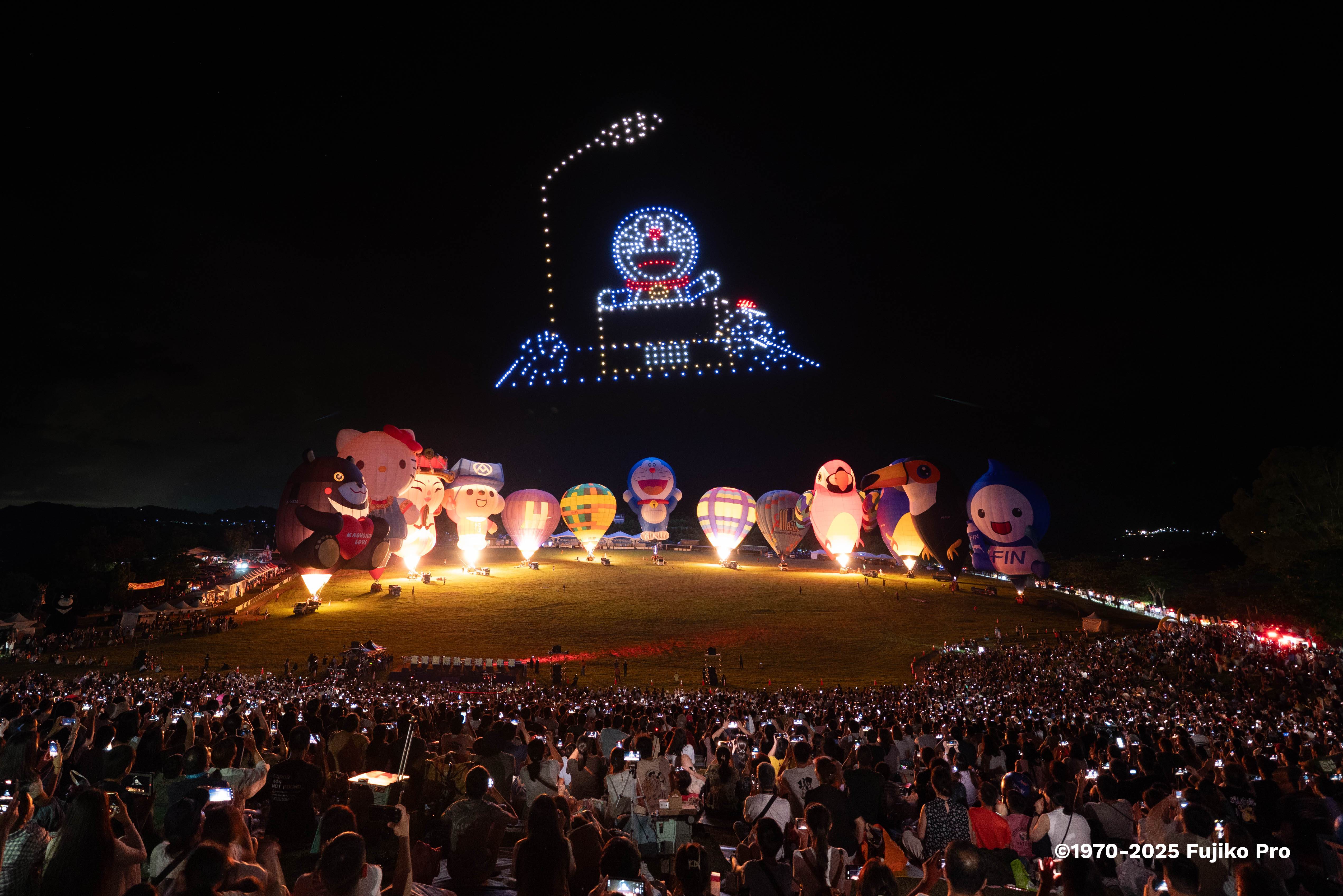 無人機主題首度亮相，哆啦A夢隨著音樂響起出現在鹿野高台夜空中。（圖／臺東縣政府提供）