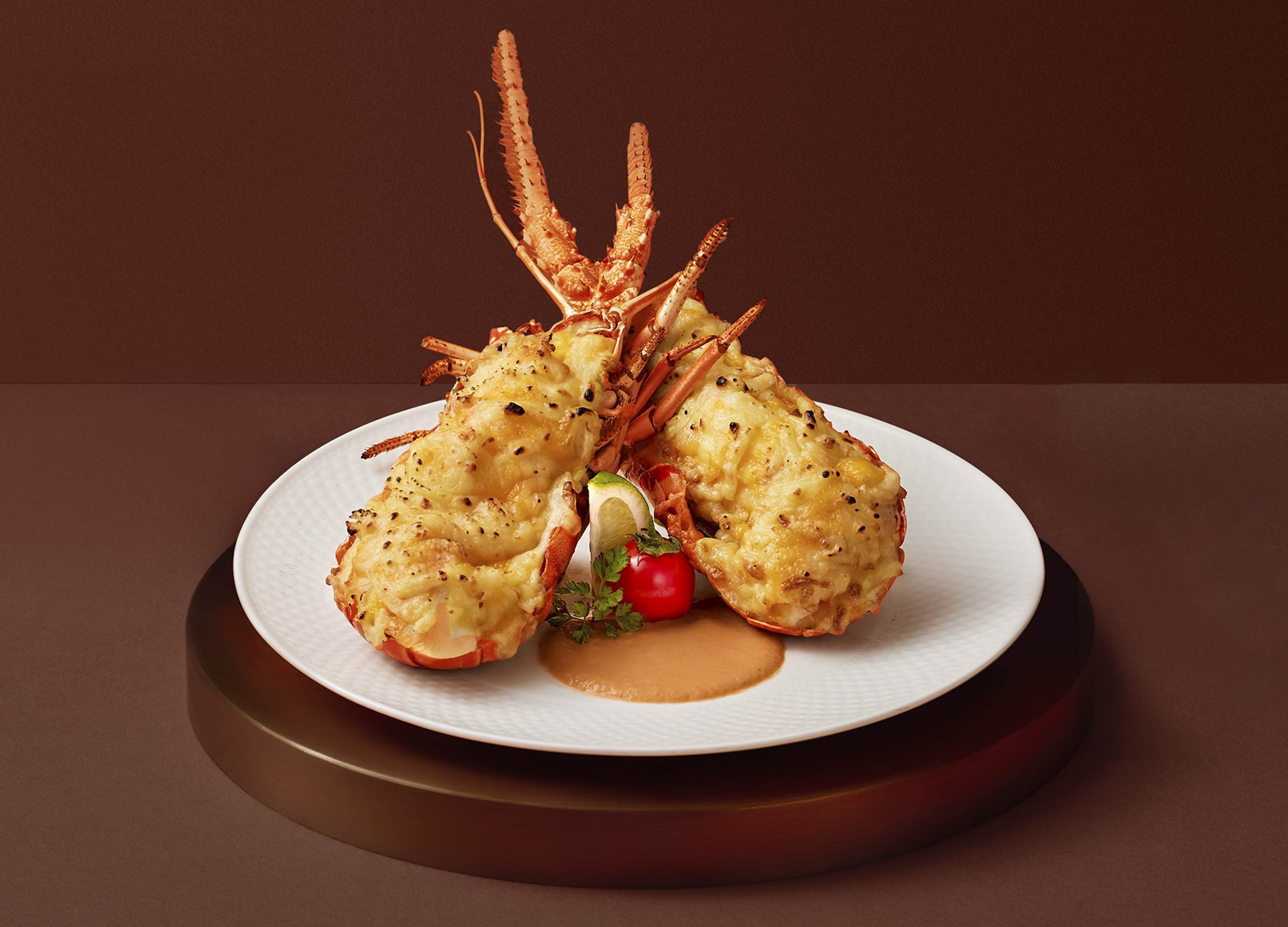 王品牛排父親節款待法式焗龍蝦，以金黃焗烤起司，包覆彈牙甜美的龍蝦肉，佐以義式紅醬。（圖／王品集團提供） 