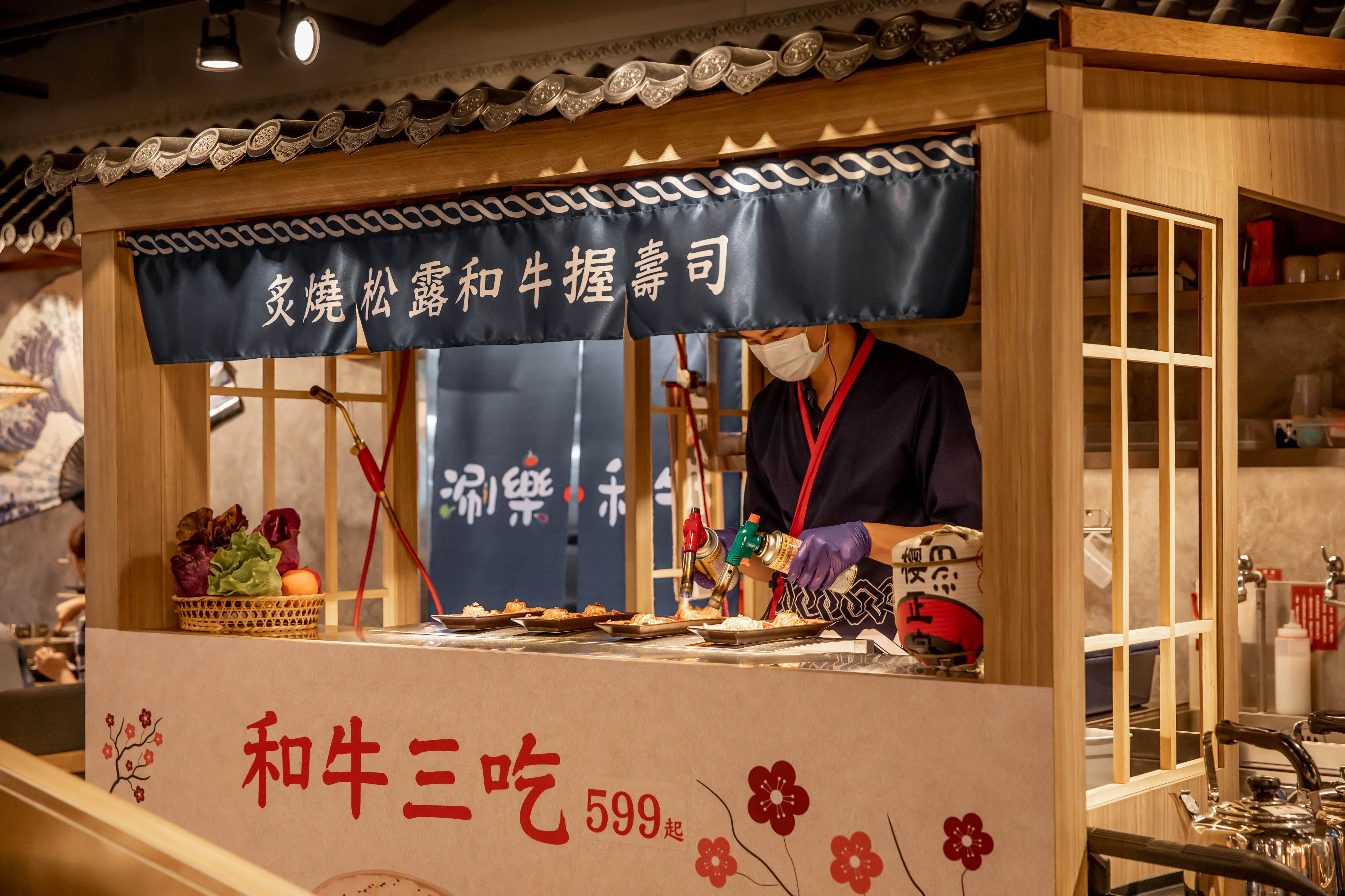 涮樂和牛鍋物炙燒握壽司現點現做。（圖／馬辣集團提供）