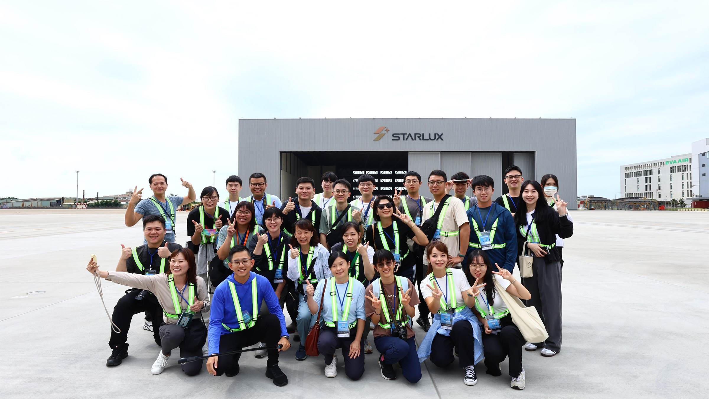 去年體驗營帶學員參訪星宇航空飛機維修棚廠，直擊航空器維修檢查作業。（圖／業者提供）