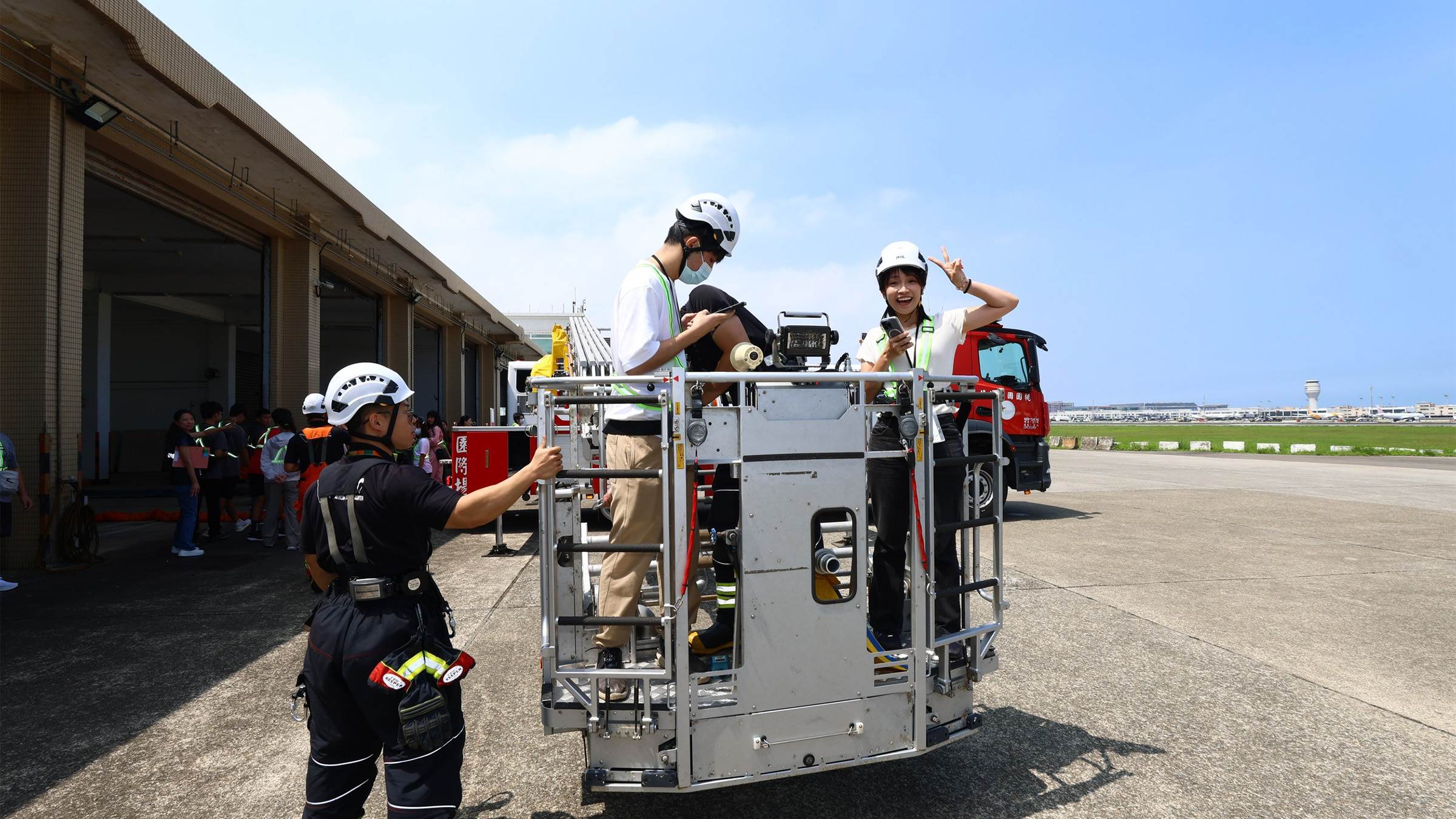 去年桃園機場體驗營學員實際登上雲梯車，體驗機場消防搜救勤務。（圖／業者提供）