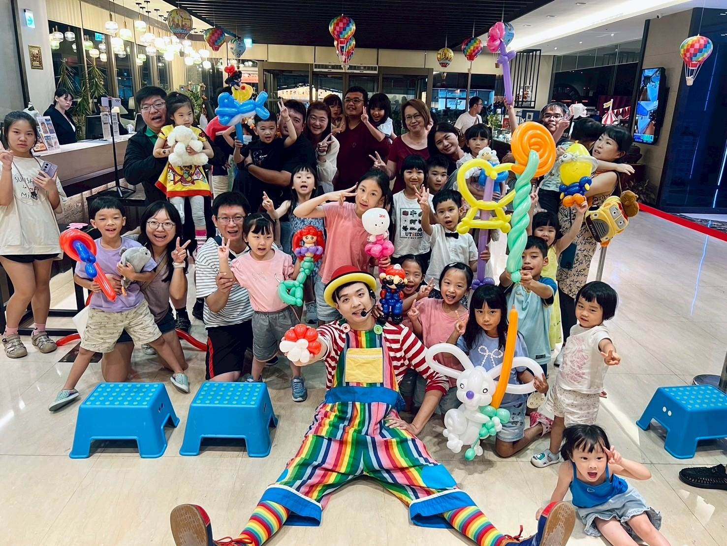 悅川酒店暑期限定「The Fun Show!」親子表演吸引大小朋友熱情參與,為夏日假期增添笑聲與回憶。(圖/宜蘭悅川酒店提供)