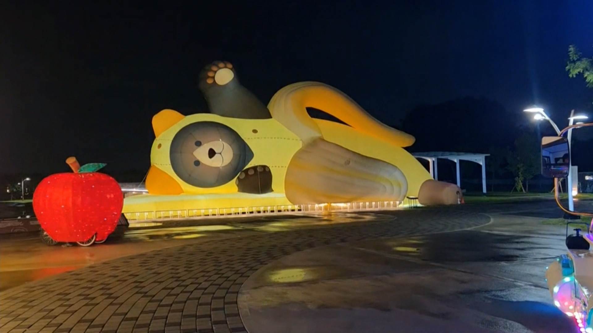 縣長周春米化身孩子王，搭遊園車逛一圈，還能看到屏東在地水果、大型充氣氣偶。（圖／東森新聞）