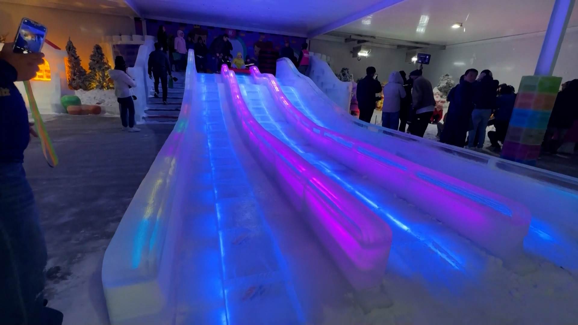 首創的童話冰宮，裡面低於零下10度，採索票入場，裡面13公尺的冰雕溜滑梯一定得試試。（圖／東森新聞）