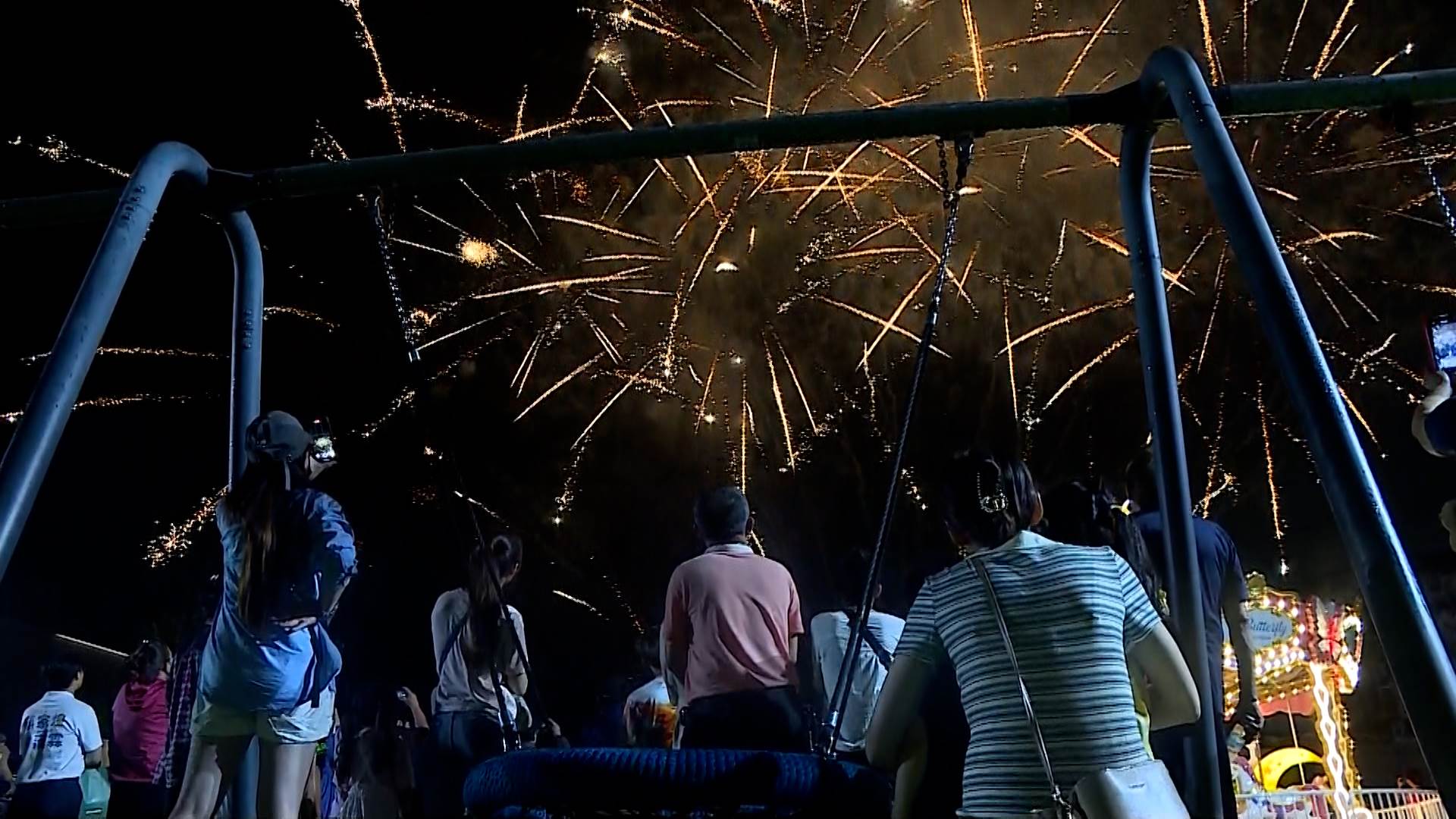 現場還有無人機表演及煙火秀，縣府用心打造，歡迎全國民眾，一起來屏東放暑假，享受夏日歡樂。（圖／東森新聞）