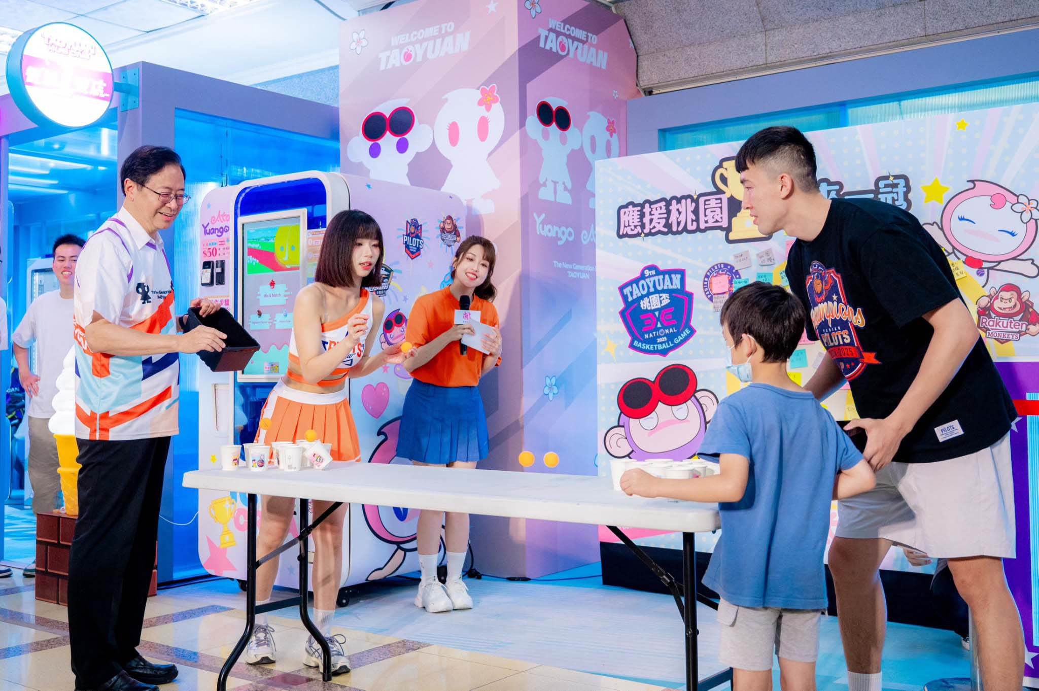 桃市府7/15舉辦快閃活動，市長張善政、領航猿球員白曜誠、啦啦隊Ruka現身助陣，與市民同樂玩遊戲。（圖／桃園市政府提供）
